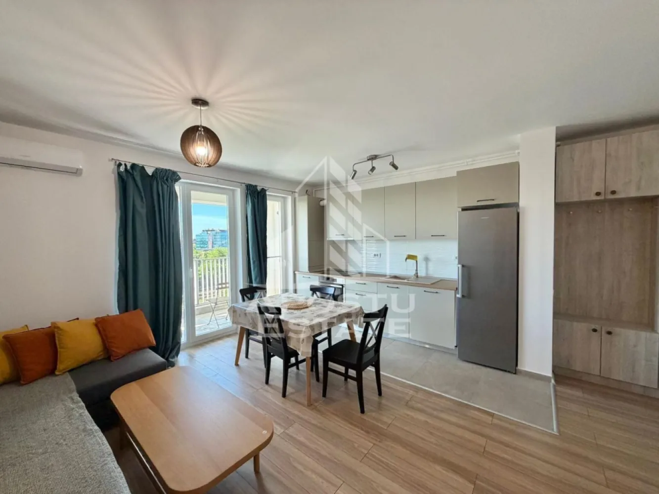 Apartament cu 2 camere de inchiriat,City Of Mara,Timisoara - Agentia imobiliara APOSTU ESTATE va propune spre inchiriere un apartament cu 2 camere spatios si luminos, situat in Timisoara, zona Circumvalatiunii (City Of Mara), potrivit pentru cupluri sau persoane singure care isi doresc o locuinta in care sa se simta confortabil
Suprafata utila: 53 mp

Compartimentare eficienta:
-Bucatarie deschisa complet mobilata si utilata, cu loc de luat masa
-Living luminos si spatios
-Dormitor complet mobilat si utilat
-Baie prevazuta cu cada 

Confort si facilitati:
-Masina de spalat rufe
-Masina de spalat vase
-Aer conditionat
- Balcon
-Incalzirea apartamentului: centrala proprie (incalzire prin pardoseala)
-Apartamentul nu dispune de loc de parcare inscris in CF, dar contra cost se poate inchiria

Localizare:
-Timis, Timisoara, zona Circumvalatiunii, Semicentral, Complexul City Of Mara

Ideal pentru:
-Persoane singure
-Cupluri

Disponibilitate: imediata
Pret chirie lunara: 560 EUR 
Programeaza o vizionare pentru a-ti putea imagina viitorul aici!
ID intern: CP3111061