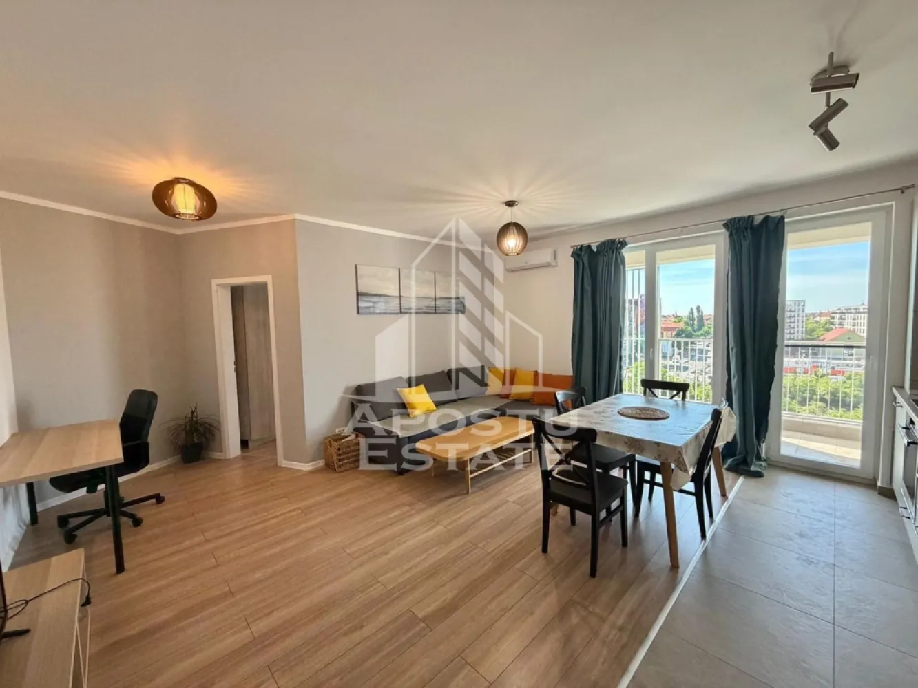 Apartament cu 2 camere de inchiriat,City Of Mara,Timisoara - Agentia imobiliara APOSTU ESTATE va propune spre inchiriere un apartament cu 2 camere spatios si luminos, situat in Timisoara, zona Circumvalatiunii (City Of Mara), potrivit pentru cupluri sau persoane singure care isi doresc o locuinta in care sa se simta confortabil
Suprafata utila: 53 mp

Compartimentare eficienta:
-Bucatarie deschisa complet mobilata si utilata, cu loc de luat masa
-Living luminos si spatios
-Dormitor complet mobilat si utilat
-Baie prevazuta cu cada 

Confort si facilitati:
-Masina de spalat rufe
-Masina de spalat vase
-Aer conditionat
- Balcon
-Incalzirea apartamentului: centrala proprie (incalzire prin pardoseala)
-Apartamentul nu dispune de loc de parcare inscris in CF, dar contra cost se poate inchiria

Localizare:
-Timis, Timisoara, zona Circumvalatiunii, Semicentral, Complexul City Of Mara

Ideal pentru:
-Persoane singure
-Cupluri

Disponibilitate: imediata
Pret chirie lunara: 560 EUR 
Programeaza o vizionare pentru a-ti putea imagina viitorul aici!
ID intern: CP3111061