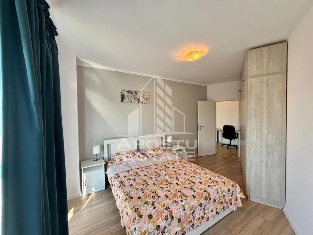 Apartament cu 2 camere de inchiriat,City Of Mara,Timisoara - Agentia imobiliara APOSTU ESTATE va propune spre inchiriere un apartament cu 2 camere spatios si luminos, situat in Timisoara, zona Circumvalatiunii (City Of Mara), potrivit pentru cupluri sau persoane singure care isi doresc o locuinta in care sa se simta confortabil
Suprafata utila: 53 mp

Compartimentare eficienta:
-Bucatarie deschisa complet mobilata si utilata, cu loc de luat masa
-Living luminos si spatios
-Dormitor complet mobilat si utilat
-Baie prevazuta cu cada 

Confort si facilitati:
-Masina de spalat rufe
-Masina de spalat vase
-Aer conditionat
- Balcon
-Incalzirea apartamentului: centrala proprie (incalzire prin pardoseala)
-Apartamentul nu dispune de loc de parcare inscris in CF, dar contra cost se poate inchiria

Localizare:
-Timis, Timisoara, zona Circumvalatiunii, Semicentral, Complexul City Of Mara

Ideal pentru:
-Persoane singure
-Cupluri

Disponibilitate: imediata
Pret chirie lunara: 560 EUR 
Programeaza o vizionare pentru a-ti putea imagina viitorul aici!
ID intern: CP3111061