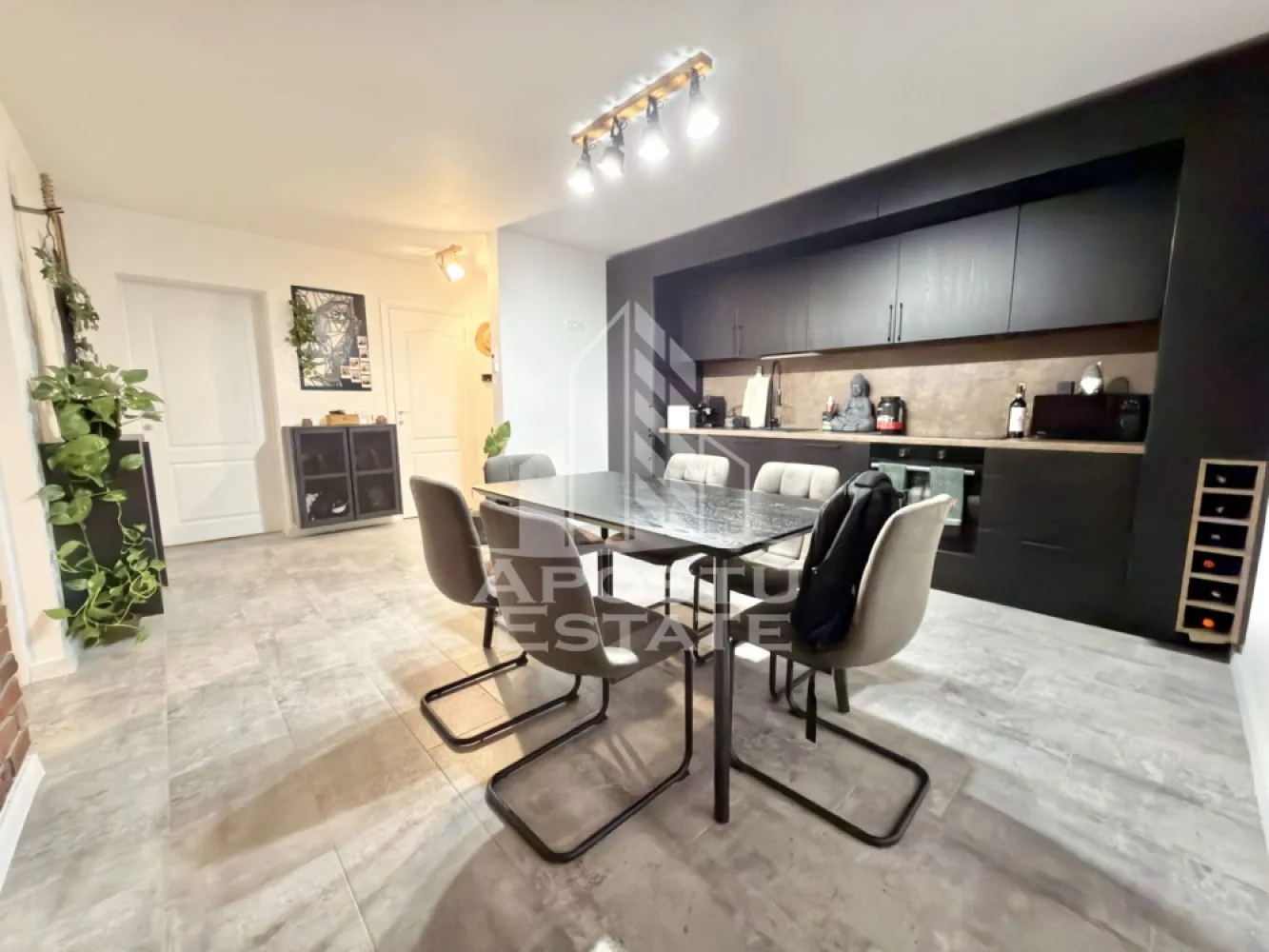 Apartament cu 3 camere mobilat si utilat, dressing si debara in Giroc. - APOSTU ESTATE va propune spre vanzare un apartament cu 3 camere in Giroc.
Drumul de acces spre imobil este asfaltat. In apropiere este un parc la doar 2 minute, iar magazine si supermarket-uri precum Lidl, Profi, Mega Image, Penny, Scoala, gradinita la o distanta de 5 minute, acces facil la mijloace de transport in comun.

Apartamentul se vinde partial mobilat.

Imobilul dispune de o suprafata de 53 mp si este situat la etajul 3.

Compartimentare:
- hol acces.
- living cu bucatarie open space.
- 2 dormitoare.
- baie cu geam si cada.
- dressing.
- debara.
- terasa de 11mp.

Detalii tehnice:
- constructie realizata in anul 2023 din caramida Porotherm de 30 cm.
- exterior izolat cu polistiren de 10 cm eps 80.
- pereti despartitori complet din caramida (fara rigips) tencuiti mecanizat finisati cu glet si vopsea lavabila.
- geamuri termopan cu 3 sticle pentru izolare fonica si termica superioara, foarte mari si luminoase dotate cu site si jaluzele.
- centrala proprie pe gaz, incalzire prin pardoseala.
- aparataje modulare Gewis.
- usa acces securizata, usi interioare Porta Doors.
- electrocasnice noi, in stare perfecta de functionare. (frigider, masina de spalat rufe, masina de spalat vase, aragaz, cuptor, hota).
- mobilier de calitate inalta, realizat pe comanda pe toata suprafata apartamentului.
- 1 loc de parcare in cf.
- aparat pentru aer conditionat.
- acces pe terasa din ambele dormitoare.
- termostat ambiental.

Utilitati complete: curent, apa de la retea, canalizare, gaz.
Pentru mai multe detalii nu ezitati sa ne contactati!

Acceptam orice fel de credit bancar. Oferim consultanta si solutii financiare prin colaboratorii nostri pentru a obtine cel mai avantajos credit Ipotecar sau Noua Casa.

Va asteptam cu drag la o vizionare chiar astazi!
CP2849165