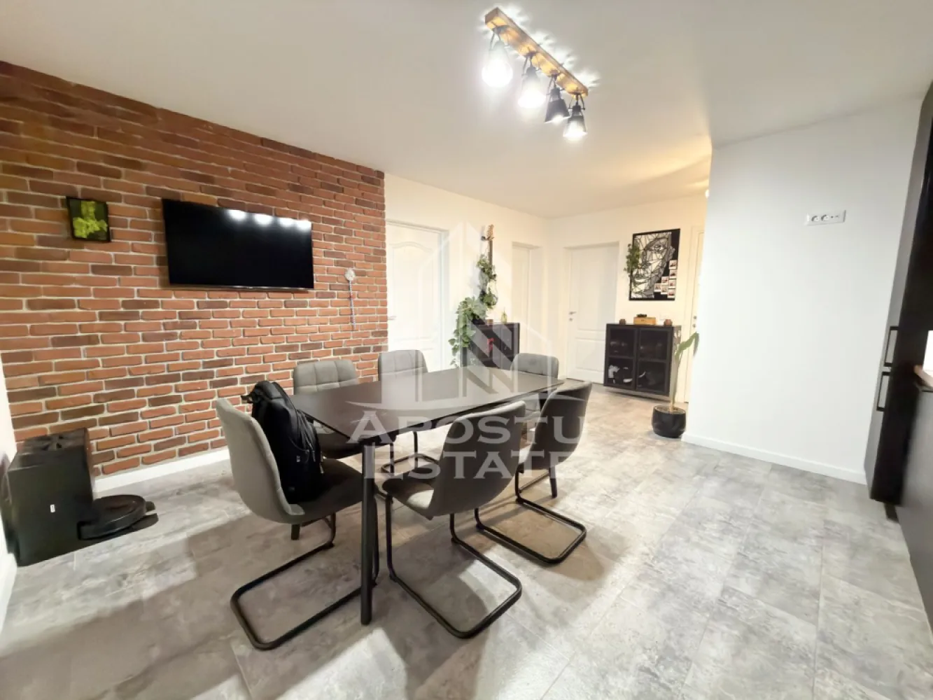 Apartament cu 3 camere mobilat si utilat, dressing si debara in Giroc. - APOSTU ESTATE va propune spre vanzare un apartament cu 3 camere in Giroc.
Drumul de acces spre imobil este asfaltat. In apropiere este un parc la doar 2 minute, iar magazine si supermarket-uri precum Lidl, Profi, Mega Image, Penny, Scoala, gradinita la o distanta de 5 minute, acces facil la mijloace de transport in comun.

Apartamentul se vinde partial mobilat.

Imobilul dispune de o suprafata de 53 mp si este situat la etajul 3.

Compartimentare:
- hol acces.
- living cu bucatarie open space.
- 2 dormitoare.
- baie cu geam si cada.
- dressing.
- debara.
- terasa de 11mp.

Detalii tehnice:
- constructie realizata in anul 2023 din caramida Porotherm de 30 cm.
- exterior izolat cu polistiren de 10 cm eps 80.
- pereti despartitori complet din caramida (fara rigips) tencuiti mecanizat finisati cu glet si vopsea lavabila.
- geamuri termopan cu 3 sticle pentru izolare fonica si termica superioara, foarte mari si luminoase dotate cu site si jaluzele.
- centrala proprie pe gaz, incalzire prin pardoseala.
- aparataje modulare Gewis.
- usa acces securizata, usi interioare Porta Doors.
- electrocasnice noi, in stare perfecta de functionare. (frigider, masina de spalat rufe, masina de spalat vase, aragaz, cuptor, hota).
- mobilier de calitate inalta, realizat pe comanda pe toata suprafata apartamentului.
- 1 loc de parcare in cf.
- aparat pentru aer conditionat.
- acces pe terasa din ambele dormitoare.
- termostat ambiental.

Utilitati complete: curent, apa de la retea, canalizare, gaz.
Pentru mai multe detalii nu ezitati sa ne contactati!

Acceptam orice fel de credit bancar. Oferim consultanta si solutii financiare prin colaboratorii nostri pentru a obtine cel mai avantajos credit Ipotecar sau Noua Casa.

Va asteptam cu drag la o vizionare chiar astazi!
CP2849165