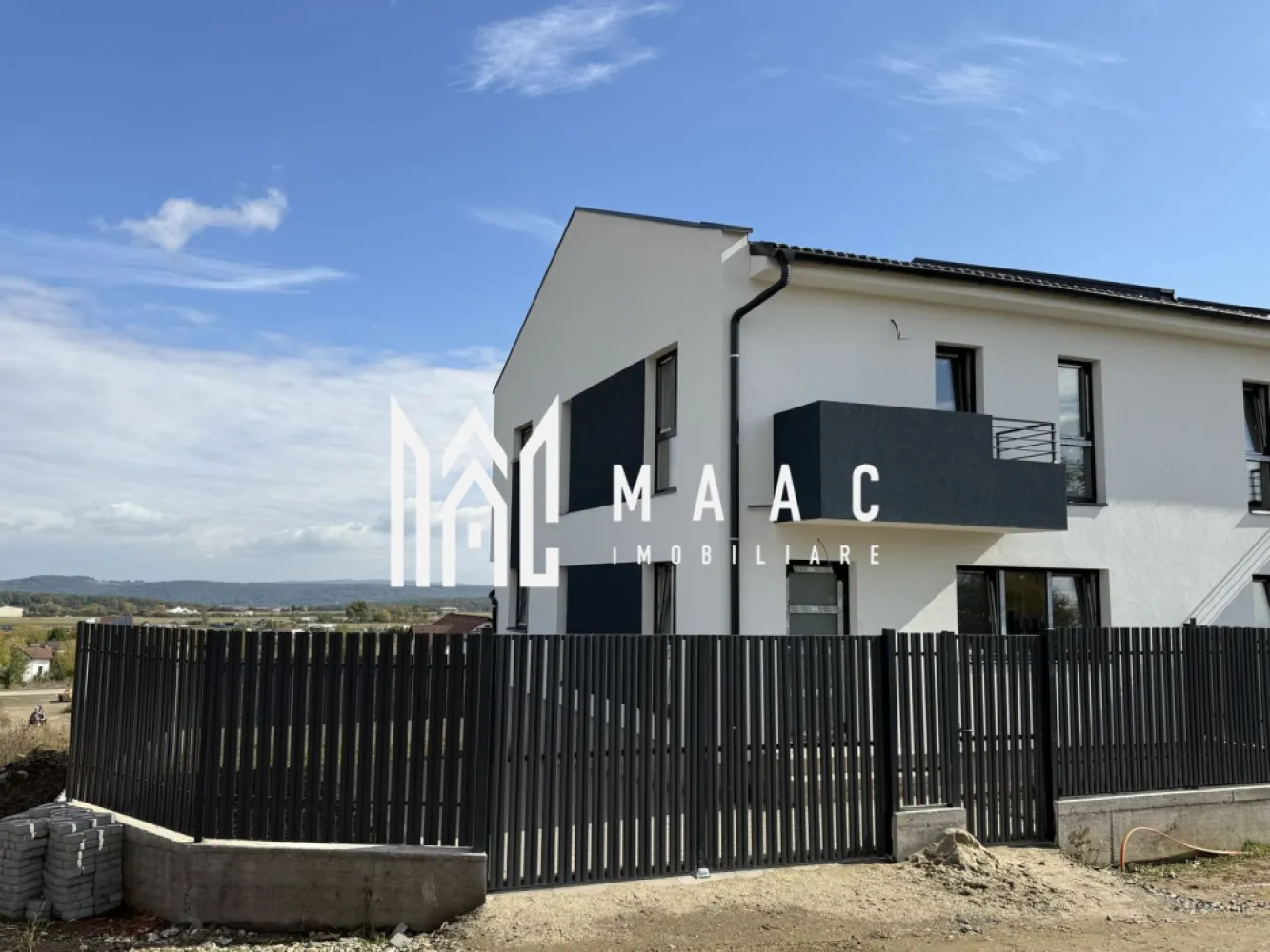 Casă 4 camere I Arhitectilor I Vedere spre Munți I COMISION ZERO - MAAC Imobiliare vă propune spre vânzare o locuință ideală pentru cei care își doresc un adevărat „ACASĂ”, situată foarte aproape de oraș, dar suficient de retrasă pentru a oferi liniște, intimitate și un cadru natural deosebit.

Proprietatea este ultima casă disponibilă dintr-un ansamblu de 3 duplexuri deja construite, amplasată în Cisnădie, în zona Bazinelor de Apă, într-un cartier nou de case, aerisit, cu potențial excelent de dezvoltare și priveliște superbă către munți.

Detalii proprietate:
Suprafață utilă: 120 mp
Suprafață construită: 144 mp
Suprafață teren: 300 mp
Amprentă la sol: 70 mp
Curte liberă: 230 mp
Terasă: 16 mp + 22 mp
Balcon: 3 mp
Pivniță: 22 mp
Regim de înălțime: Subsol + Parter + Etaj + Pod
Număr camere: 4
Casă de colț, cu ieșire la două străzi

Compartimentare:
Subsol:
Pivniță spațioasă, cu zonă tehnică
Terasă
Parter:
Hol de acces
Living generos, cu scară interioară
Bucătărie separată, cu ieșire pe terasă
Baie cu aerisire naturală

Etaj:
Hol
Dormitor matrimonial cu dressing, baie proprie și balcon
Două dormitoare spațioase și luminoase
Baie cu geam pentru aerisire naturală
Pod:
Pod pe toată suprafața casei, ideal pentru depozitare

Avantaje și beneficii:
Imobil nou, eficient energetic
Priveliște panoramică spre munți
Pivniță și pod – spații extrem de rare la construcțiile noi
Dormitor matrimonial cu dressing și baie proprie
Curte liberă generoasă, de 230 mp
Acces auto
Două terase și balcon
Curte pavată, cu spații verzi
Teren împrejmuit cu gard metalic și poartă
Posibilitate de acces din două străzi
Încălzire în pardoseală pe ambele niveluri
Centrală cu pompă de căldură – 12 kW

Predare:
Interior: la stadiul de alb (instalații sanitare, electrice și termice incluse)
Exterior: la cheie (izolație termică, tencuială decorativă, curte pavată și spațiu verde)

Modalități de plată:
Se acceptă plata cash sau prin credit bancar.
Avans minim: 30%.
Prețul proprietății este același indiferent de modalitatea de plată.

Căile de acces către proprietate sunt în curs de amenajare și vor beneficia de iluminat stradal.

Pentru mai multe detalii sau pentru a programa o vizionare, nu ezitați să ne contactați. Menționați ID-ul anunțului: CP2892706.