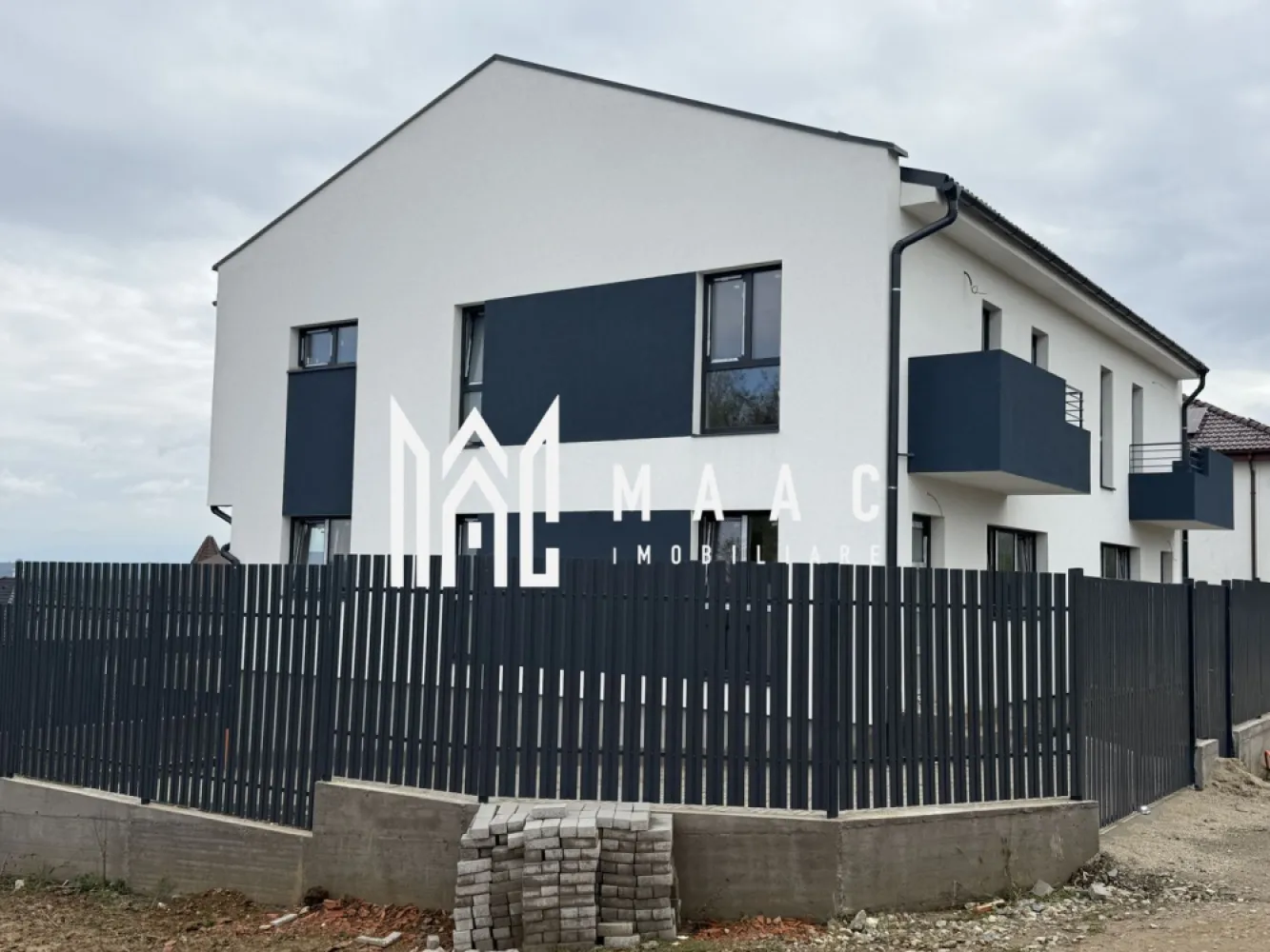 Casă 4 camere I Arhitectilor I Vedere spre Munți I COMISION ZERO - MAAC Imobiliare vă propune spre vânzare o locuință ideală pentru cei care își doresc un adevărat „ACASĂ”, situată foarte aproape de oraș, dar suficient de retrasă pentru a oferi liniște, intimitate și un cadru natural deosebit.

Proprietatea este ultima casă disponibilă dintr-un ansamblu de 3 duplexuri deja construite, amplasată în Cisnădie, în zona Bazinelor de Apă, într-un cartier nou de case, aerisit, cu potențial excelent de dezvoltare și priveliște superbă către munți.

Detalii proprietate:
Suprafață utilă: 120 mp
Suprafață construită: 144 mp
Suprafață teren: 300 mp
Amprentă la sol: 70 mp
Curte liberă: 230 mp
Terasă: 16 mp + 22 mp
Balcon: 3 mp
Pivniță: 22 mp
Regim de înălțime: Subsol + Parter + Etaj + Pod
Număr camere: 4
Casă de colț, cu ieșire la două străzi

Compartimentare:
Subsol:
Pivniță spațioasă, cu zonă tehnică
Terasă
Parter:
Hol de acces
Living generos, cu scară interioară
Bucătărie separată, cu ieșire pe terasă
Baie cu aerisire naturală

Etaj:
Hol
Dormitor matrimonial cu dressing, baie proprie și balcon
Două dormitoare spațioase și luminoase
Baie cu geam pentru aerisire naturală
Pod:
Pod pe toată suprafața casei, ideal pentru depozitare

Avantaje și beneficii:
Imobil nou, eficient energetic
Priveliște panoramică spre munți
Pivniță și pod – spații extrem de rare la construcțiile noi
Dormitor matrimonial cu dressing și baie proprie
Curte liberă generoasă, de 230 mp
Acces auto
Două terase și balcon
Curte pavată, cu spații verzi
Teren împrejmuit cu gard metalic și poartă
Posibilitate de acces din două străzi
Încălzire în pardoseală pe ambele niveluri
Centrală cu pompă de căldură – 12 kW

Predare:
Interior: la stadiul de alb (instalații sanitare, electrice și termice incluse)
Exterior: la cheie (izolație termică, tencuială decorativă, curte pavată și spațiu verde)

Modalități de plată:
Se acceptă plata cash sau prin credit bancar.
Avans minim: 30%.
Prețul proprietății este același indiferent de modalitatea de plată.

Căile de acces către proprietate sunt în curs de amenajare și vor beneficia de iluminat stradal.

Pentru mai multe detalii sau pentru a programa o vizionare, nu ezitați să ne contactați. Menționați ID-ul anunțului: CP2892706.