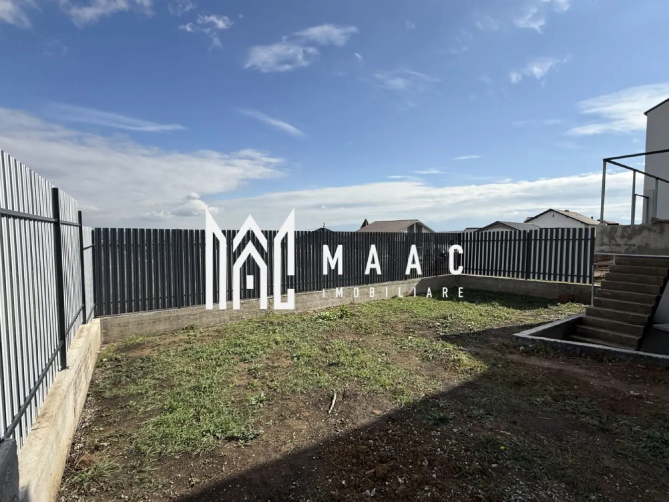 Casă 4 camere I Arhitectilor I Vedere spre Munți I COMISION ZERO - MAAC Imobiliare vă propune spre vânzare o locuință ideală pentru cei care își doresc un adevărat „ACASĂ”, situată foarte aproape de oraș, dar suficient de retrasă pentru a oferi liniște, intimitate și un cadru natural deosebit.

Proprietatea este ultima casă disponibilă dintr-un ansamblu de 3 duplexuri deja construite, amplasată în Cisnădie, în zona Bazinelor de Apă, într-un cartier nou de case, aerisit, cu potențial excelent de dezvoltare și priveliște superbă către munți.

Detalii proprietate:
Suprafață utilă: 120 mp
Suprafață construită: 144 mp
Suprafață teren: 300 mp
Amprentă la sol: 70 mp
Curte liberă: 230 mp
Terasă: 16 mp + 22 mp
Balcon: 3 mp
Pivniță: 22 mp
Regim de înălțime: Subsol + Parter + Etaj + Pod
Număr camere: 4
Casă de colț, cu ieșire la două străzi

Compartimentare:
Subsol:
Pivniță spațioasă, cu zonă tehnică
Terasă
Parter:
Hol de acces
Living generos, cu scară interioară
Bucătărie separată, cu ieșire pe terasă
Baie cu aerisire naturală

Etaj:
Hol
Dormitor matrimonial cu dressing, baie proprie și balcon
Două dormitoare spațioase și luminoase
Baie cu geam pentru aerisire naturală
Pod:
Pod pe toată suprafața casei, ideal pentru depozitare

Avantaje și beneficii:
Imobil nou, eficient energetic
Priveliște panoramică spre munți
Pivniță și pod – spații extrem de rare la construcțiile noi
Dormitor matrimonial cu dressing și baie proprie
Curte liberă generoasă, de 230 mp
Acces auto
Două terase și balcon
Curte pavată, cu spații verzi
Teren împrejmuit cu gard metalic și poartă
Posibilitate de acces din două străzi
Încălzire în pardoseală pe ambele niveluri
Centrală cu pompă de căldură – 12 kW

Predare:
Interior: la stadiul de alb (instalații sanitare, electrice și termice incluse)
Exterior: la cheie (izolație termică, tencuială decorativă, curte pavată și spațiu verde)

Modalități de plată:
Se acceptă plata cash sau prin credit bancar.
Avans minim: 30%.
Prețul proprietății este același indiferent de modalitatea de plată.

Căile de acces către proprietate sunt în curs de amenajare și vor beneficia de iluminat stradal.

Pentru mai multe detalii sau pentru a programa o vizionare, nu ezitați să ne contactați. Menționați ID-ul anunțului: CP2892706.
