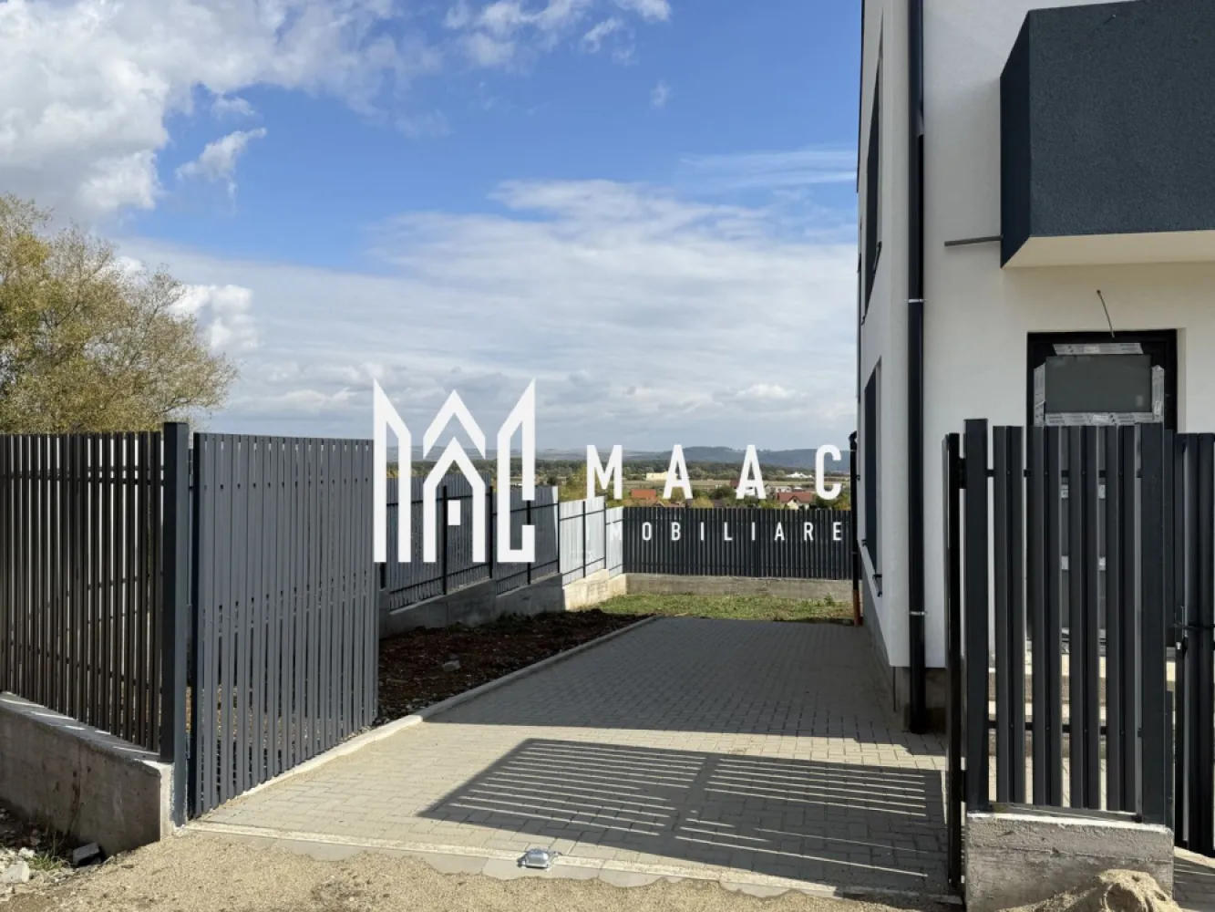 Casă 4 camere I Arhitectilor I Vedere spre Munți I COMISION ZERO - MAAC Imobiliare vă propune spre vânzare o locuință ideală pentru cei care își doresc un adevărat „ACASĂ”, situată foarte aproape de oraș, dar suficient de retrasă pentru a oferi liniște, intimitate și un cadru natural deosebit.

Proprietatea este ultima casă disponibilă dintr-un ansamblu de 3 duplexuri deja construite, amplasată în Cisnădie, în zona Bazinelor de Apă, într-un cartier nou de case, aerisit, cu potențial excelent de dezvoltare și priveliște superbă către munți.

Detalii proprietate:
Suprafață utilă: 120 mp
Suprafață construită: 144 mp
Suprafață teren: 300 mp
Amprentă la sol: 70 mp
Curte liberă: 230 mp
Terasă: 16 mp + 22 mp
Balcon: 3 mp
Pivniță: 22 mp
Regim de înălțime: Subsol + Parter + Etaj + Pod
Număr camere: 4
Casă de colț, cu ieșire la două străzi

Compartimentare:
Subsol:
Pivniță spațioasă, cu zonă tehnică
Terasă
Parter:
Hol de acces
Living generos, cu scară interioară
Bucătărie separată, cu ieșire pe terasă
Baie cu aerisire naturală

Etaj:
Hol
Dormitor matrimonial cu dressing, baie proprie și balcon
Două dormitoare spațioase și luminoase
Baie cu geam pentru aerisire naturală
Pod:
Pod pe toată suprafața casei, ideal pentru depozitare

Avantaje și beneficii:
Imobil nou, eficient energetic
Priveliște panoramică spre munți
Pivniță și pod – spații extrem de rare la construcțiile noi
Dormitor matrimonial cu dressing și baie proprie
Curte liberă generoasă, de 230 mp
Acces auto
Două terase și balcon
Curte pavată, cu spații verzi
Teren împrejmuit cu gard metalic și poartă
Posibilitate de acces din două străzi
Încălzire în pardoseală pe ambele niveluri
Centrală cu pompă de căldură – 12 kW

Predare:
Interior: la stadiul de alb (instalații sanitare, electrice și termice incluse)
Exterior: la cheie (izolație termică, tencuială decorativă, curte pavată și spațiu verde)

Modalități de plată:
Se acceptă plata cash sau prin credit bancar.
Avans minim: 30%.
Prețul proprietății este același indiferent de modalitatea de plată.

Căile de acces către proprietate sunt în curs de amenajare și vor beneficia de iluminat stradal.

Pentru mai multe detalii sau pentru a programa o vizionare, nu ezitați să ne contactați. Menționați ID-ul anunțului: CP2892706.