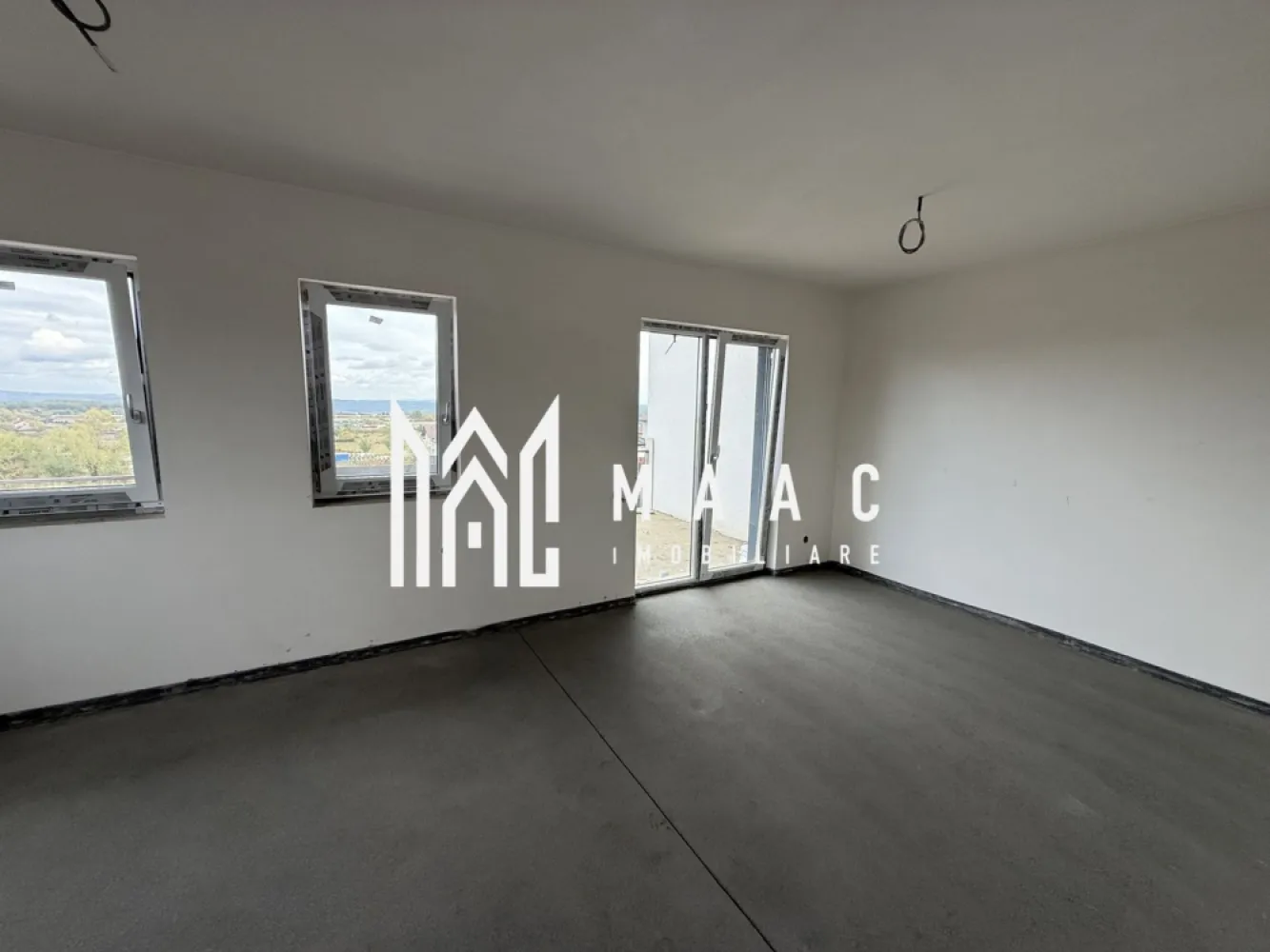 Casă 4 camere I Arhitectilor I Vedere spre Munți I COMISION ZERO - MAAC Imobiliare vă propune spre vânzare o locuință ideală pentru cei care își doresc un adevărat „ACASĂ”, situată foarte aproape de oraș, dar suficient de retrasă pentru a oferi liniște, intimitate și un cadru natural deosebit.

Proprietatea este ultima casă disponibilă dintr-un ansamblu de 3 duplexuri deja construite, amplasată în Cisnădie, în zona Bazinelor de Apă, într-un cartier nou de case, aerisit, cu potențial excelent de dezvoltare și priveliște superbă către munți.

Detalii proprietate:
Suprafață utilă: 120 mp
Suprafață construită: 144 mp
Suprafață teren: 300 mp
Amprentă la sol: 70 mp
Curte liberă: 230 mp
Terasă: 16 mp + 22 mp
Balcon: 3 mp
Pivniță: 22 mp
Regim de înălțime: Subsol + Parter + Etaj + Pod
Număr camere: 4
Casă de colț, cu ieșire la două străzi

Compartimentare:
Subsol:
Pivniță spațioasă, cu zonă tehnică
Terasă
Parter:
Hol de acces
Living generos, cu scară interioară
Bucătărie separată, cu ieșire pe terasă
Baie cu aerisire naturală

Etaj:
Hol
Dormitor matrimonial cu dressing, baie proprie și balcon
Două dormitoare spațioase și luminoase
Baie cu geam pentru aerisire naturală
Pod:
Pod pe toată suprafața casei, ideal pentru depozitare

Avantaje și beneficii:
Imobil nou, eficient energetic
Priveliște panoramică spre munți
Pivniță și pod – spații extrem de rare la construcțiile noi
Dormitor matrimonial cu dressing și baie proprie
Curte liberă generoasă, de 230 mp
Acces auto
Două terase și balcon
Curte pavată, cu spații verzi
Teren împrejmuit cu gard metalic și poartă
Posibilitate de acces din două străzi
Încălzire în pardoseală pe ambele niveluri
Centrală cu pompă de căldură – 12 kW

Predare:
Interior: la stadiul de alb (instalații sanitare, electrice și termice incluse)
Exterior: la cheie (izolație termică, tencuială decorativă, curte pavată și spațiu verde)

Modalități de plată:
Se acceptă plata cash sau prin credit bancar.
Avans minim: 30%.
Prețul proprietății este același indiferent de modalitatea de plată.

Căile de acces către proprietate sunt în curs de amenajare și vor beneficia de iluminat stradal.

Pentru mai multe detalii sau pentru a programa o vizionare, nu ezitați să ne contactați. Menționați ID-ul anunțului: CP2892706.