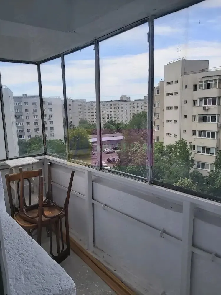 Garsoniera zona Dristor - Agentia Imobiliara Apulum 94 va propune spre vanzare
Garsonieră în zona Dristor, la câteva minute de mers pe jos de stația de metrou. 
Situată la etajul 7 din 8 al unui bloc construit în anul 1985, garsoniera are o suprafață totală de 25,5 mp.

Locuința este renovată recent, proaspăt zugrăvită, cu gresie și parchet în stare bună. 
Dispune de balcon închis și de o compartimentare practică, fiind luminoasă și confortabilă.

Poziționarea este excelentă: stație de metrou în apropiere, magazin Lidl la aproximativ 2 minute de mers pe jos și benzinărie la 1 minut. În zonă se găsesc, de asemenea, mijloace de transport în comun, farmacii, bănci și alte facilități necesare.

Ideală atât pentru locuit, cât și pentru investiție, datorită amplasării foarte bune și accesului rapid către toate zonele orașului.

Acte la zi. Disponibilă imediat.