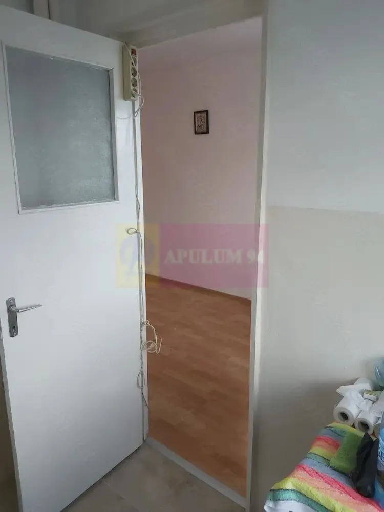 Garsoniera zona Dristor - Agentia Imobiliara Apulum 94 va propune spre vanzare
Garsonieră în zona Dristor, la câteva minute de mers pe jos de stația de metrou. 
Situată la etajul 7 din 8 al unui bloc construit în anul 1985, garsoniera are o suprafață totală de 25,5 mp.

Locuința este renovată recent, proaspăt zugrăvită, cu gresie și parchet în stare bună. 
Dispune de balcon închis și de o compartimentare practică, fiind luminoasă și confortabilă.

Poziționarea este excelentă: stație de metrou în apropiere, magazin Lidl la aproximativ 2 minute de mers pe jos și benzinărie la 1 minut. În zonă se găsesc, de asemenea, mijloace de transport în comun, farmacii, bănci și alte facilități necesare.

Ideală atât pentru locuit, cât și pentru investiție, datorită amplasării foarte bune și accesului rapid către toate zonele orașului.

Acte la zi. Disponibilă imediat.