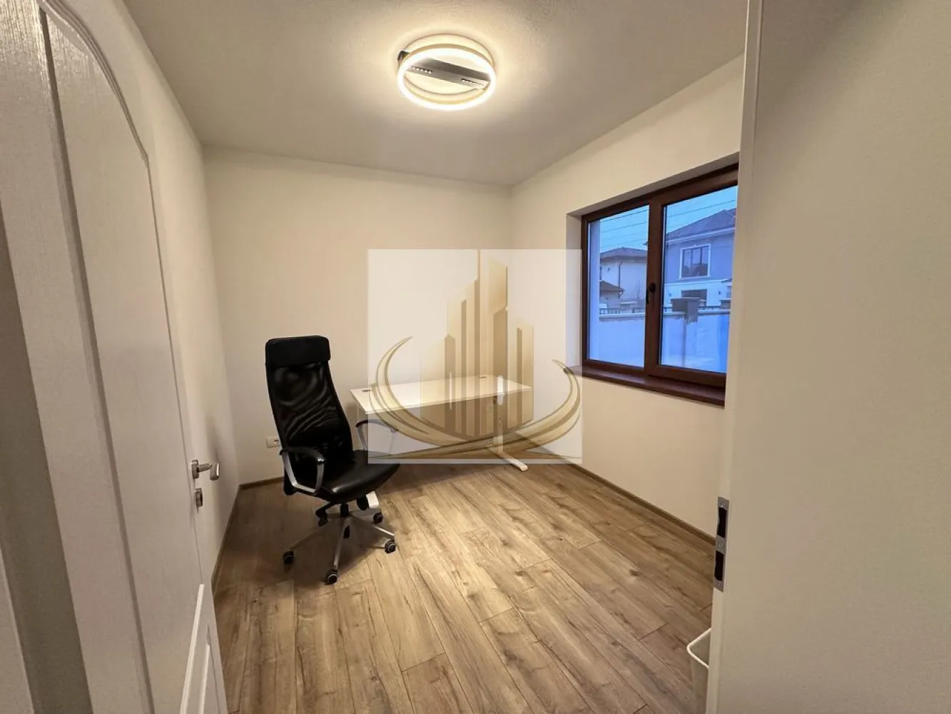 Duplex 130 mp utili | Finisaje superioare | Zonă Cora | Dumbravita - Echipa Grand Mobilis Imobiliare vă propune spre închiriere o proprietate deosebită, construită la standarde superioare, situată într-o zonă rezidențială liniștită și apreciată din zona Cora, una dintre cele mai căutate zone ale Dumbrăviței.

Această locuință se remarcă prin calitatea construcției și nivelul ridicat de confort oferit. Spre deosebire de majoritatea duplexurilor de pe piață, cele două unități sunt separate prin zid dublu cu izolație între proprietăți, asigurând un grad excelent de izolare fonică și termică. Totodată, proprietatea beneficiază de planșeu din beton peste etaj, un detaliu constructiv premium care contribuie la durabilitate și confort pe termen lung.

Cu o suprafață utilă de 130 mp, locuința este compartimentată eficient și funcțional:

Parter
hol de acces;
dormitor sau birou;
baie cu cabină de duș;
bucătărie închisă;
living generos și luminos;
bucatarie inchisa;
terasă acoperită și încălzită;
casa scării.

Etaj
hol;
dormitor matrimonial cu dressing;
două dormitoare suplimentare;
baie cu cadă;
acces către pod.

Casa se inchiriaza partial mobilata dar odata cu sosirea chiriasilor, in termen de o saptaman va fi mobilata integral.

În plus, proprietatea dispune de un pod izolat termic, prevăzut cu fereastră Velux, ideal pentru depozitare.

Dotări și finisaje premium
zidărie de 30 cm;
termosistem STO cu polistiren EPS 100;
planșeu din beton peste etaj;
încălzire în pardoseală PURMO;
termostat digital în fiecare încăpere;
centrală în condensare;
gresie Marazzi;
uși Porta Doors;
aparataj electric Gewiss;
corpuri de iluminat premium;
sistem de alarmă;
videointerfon;
poartă culisantă automatizată.
Exterior amenajat complet
grădină cu leylandii maturi;
sistem automat de irigație;
curte amenajată și acces pavat;
2 locuri de parcare în curte;
toate utilitățile disponibile.

Un alt avantaj important îl reprezintă poziționarea excelentă a proprietății. Deși este situată într-o zonă liniștită și exclusiv rezidențială, aceasta beneficiază de acces rapid către toate facilitățile necesare unui stil de viață modern. În imediata apropiere regăsim:

școli și grădinițe;
magazine și supermarketuri;
restaurante și cafenele;
mijloace de transport în comun;
parcuri și zone de recreere.

Totodată, proprietatea oferă acces facil către principalele zone de interes ale orașului, precum Calea Aradului, zona Lipovei și centrul Timișoarei, fiind ideală pentru persoanele care își doresc liniște, fără a renunța la avantajele unei locații foarte bine conectate.

Prin calitatea construcției, compartimentarea excelentă, finisajele premium și poziționarea deosebită, această proprietate reprezintă alegerea ideală pentru o familie care își dorește confort, spațiu și intimitate într-un cadru modern și elegant.

Pentru mai multe detalii sau programarea unei vizionări, echipa Grand Mobilis Imobiliare vă stă cu drag la dispoziție.
ID Intern: CP3131548