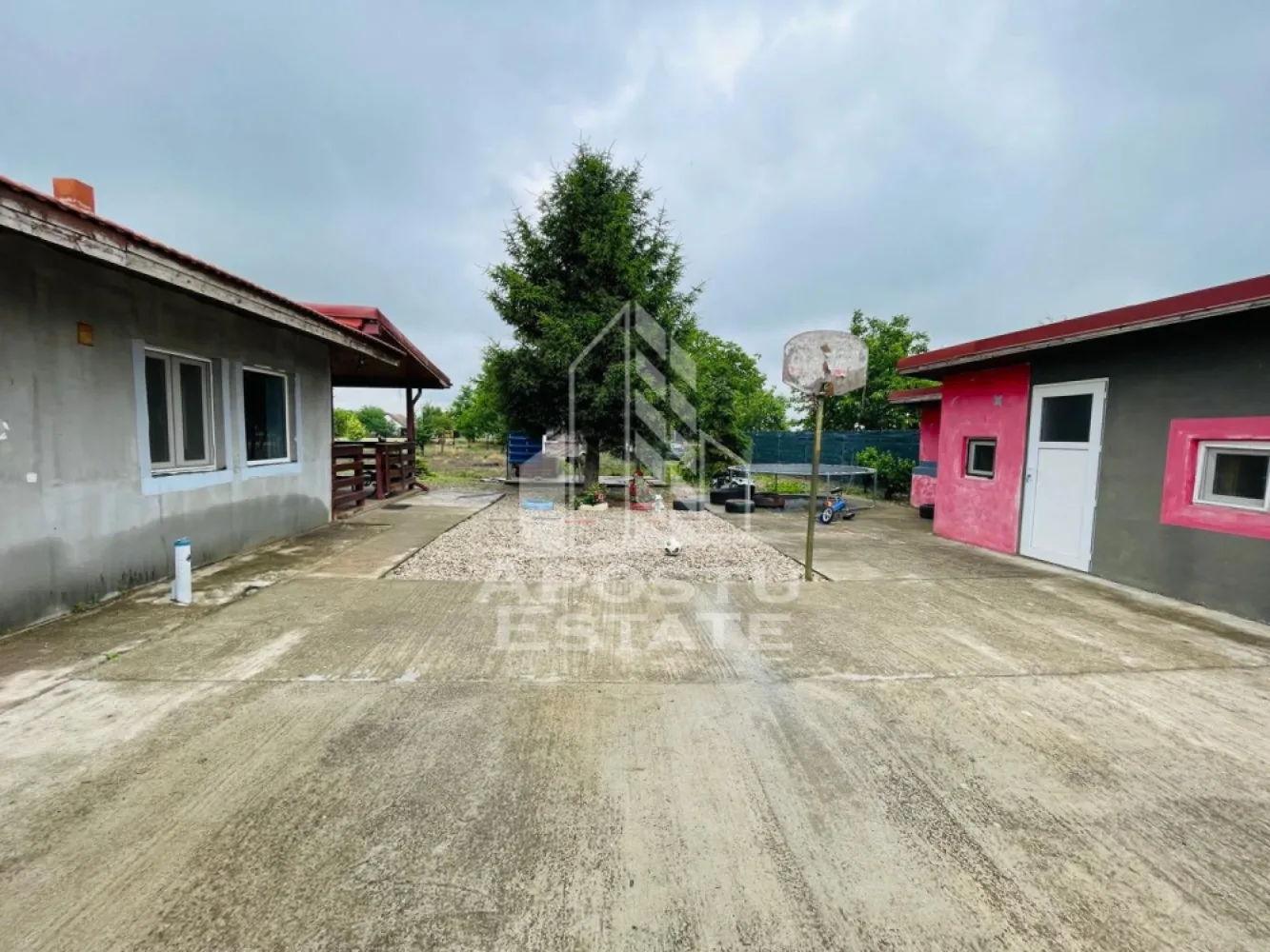 Casa primitoare de vanzare in Iratosu /120mp+teren 1400mp - Apostu Estate va propune spre vanzare o casa cu 3 camere spațioase și luminoase de 120mp. +teren de 1400mp inclus.
Bucătărie funcțională, Baie complet utilată, Centrală proprie pe lemne (încălzire asigurată)
Locuibilă imediat.
Curte și anexe: Curte asfaltată (curată și ușor de întreținut).
Anexe gospodărești utile pentru depozitare.
Utilități: Apă curentă trasă și curent electric.
Langa terenul inclus mai exista un teren de 1300 mp( pret separat) ideal pentru livadă sau construcție nouă.
 Avantaje zonă: Zonă liniștită, ferită de aglomerație.
Acces rapid și facil către orașul Arad.
Comunitate liniștită și vecini gospodari.
CP3131773