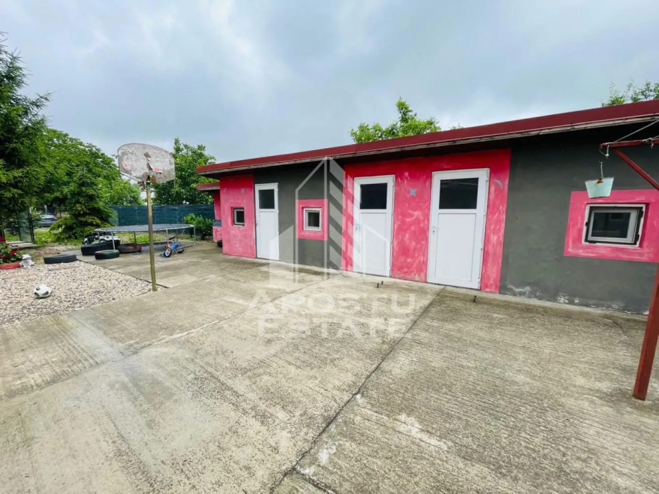 Casa primitoare de vanzare in Iratosu /120mp+teren 1400mp - Apostu Estate va propune spre vanzare o casa cu 3 camere spațioase și luminoase de 120mp. +teren de 1400mp inclus.
Bucătărie funcțională, Baie complet utilată, Centrală proprie pe lemne (încălzire asigurată)
Locuibilă imediat.
Curte și anexe: Curte asfaltată (curată și ușor de întreținut).
Anexe gospodărești utile pentru depozitare.
Utilități: Apă curentă trasă și curent electric.
Langa terenul inclus mai exista un teren de 1300 mp( pret separat) ideal pentru livadă sau construcție nouă.
 Avantaje zonă: Zonă liniștită, ferită de aglomerație.
Acces rapid și facil către orașul Arad.
Comunitate liniștită și vecini gospodari.
CP3131773