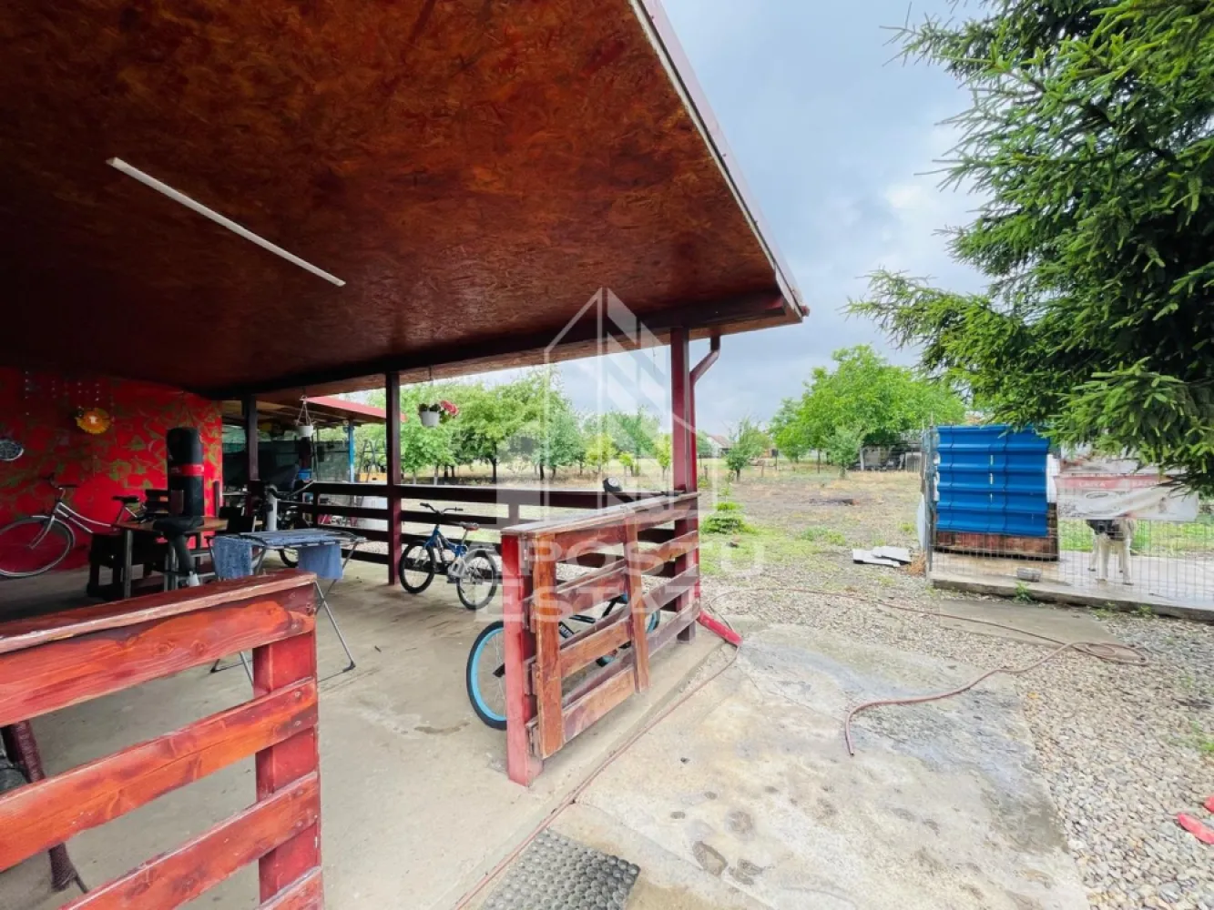 Casa primitoare de vanzare in Iratosu /120mp+teren 1400mp - Apostu Estate va propune spre vanzare o casa cu 3 camere spațioase și luminoase de 120mp. +teren de 1400mp inclus.
Bucătărie funcțională, Baie complet utilată, Centrală proprie pe lemne (încălzire asigurată)
Locuibilă imediat.
Curte și anexe: Curte asfaltată (curată și ușor de întreținut).
Anexe gospodărești utile pentru depozitare.
Utilități: Apă curentă trasă și curent electric.
Langa terenul inclus mai exista un teren de 1300 mp( pret separat) ideal pentru livadă sau construcție nouă.
 Avantaje zonă: Zonă liniștită, ferită de aglomerație.
Acces rapid și facil către orașul Arad.
Comunitate liniștită și vecini gospodari.
CP3131773
