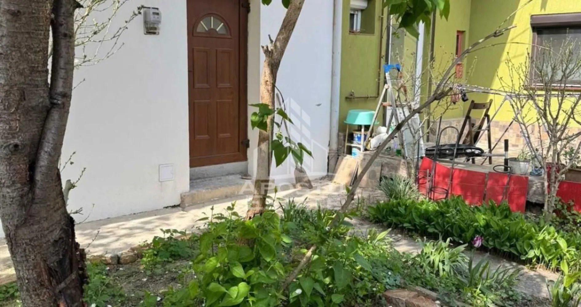 Apartament cu 1 camera, de vanzare, zona Elisabetin, Timisoara - APOSTU ESTATE va propune spre vanzare un apartament cu 1 camera, situat la curte comuna , in zona Elisabetin, Timisoara, judetul Timis,

Apartamentul este situat la parter si are o suprafata de 33 mp , beneficiaza de cota parte teren 80 mp aproximativ. si 2 boxe la subsol, trecute in Cf

Compartimentare:

- Bucatarie

- Camera

- Baie cu geam si dus

Confortul termic este realizat prin intermediul centralei proprii pe gaz, incalzire in parsodeala, apartamentul a fost renovat integral de catre proprietar.

Zona foarte linistita cu numeroase facilitati si puncte de interes precum: acces rapid si usor la mijloacele de transport in comun, piata si alte supermarket-uri in apropiere, farmacii, institutii de invatamant, restaurante, baruri, cafenele si multe altele.

Agentia imobiliara Apostu Estate va ofera consultanta bancara gratuita prin intermediul colaboratorilor nostri pentru alegerea celui mai potrivit tip de credit, astfel incat tu sa devi noul proprietar al acestui apartament.

Va asteptam cu drag la o vizionare!

CP3131156