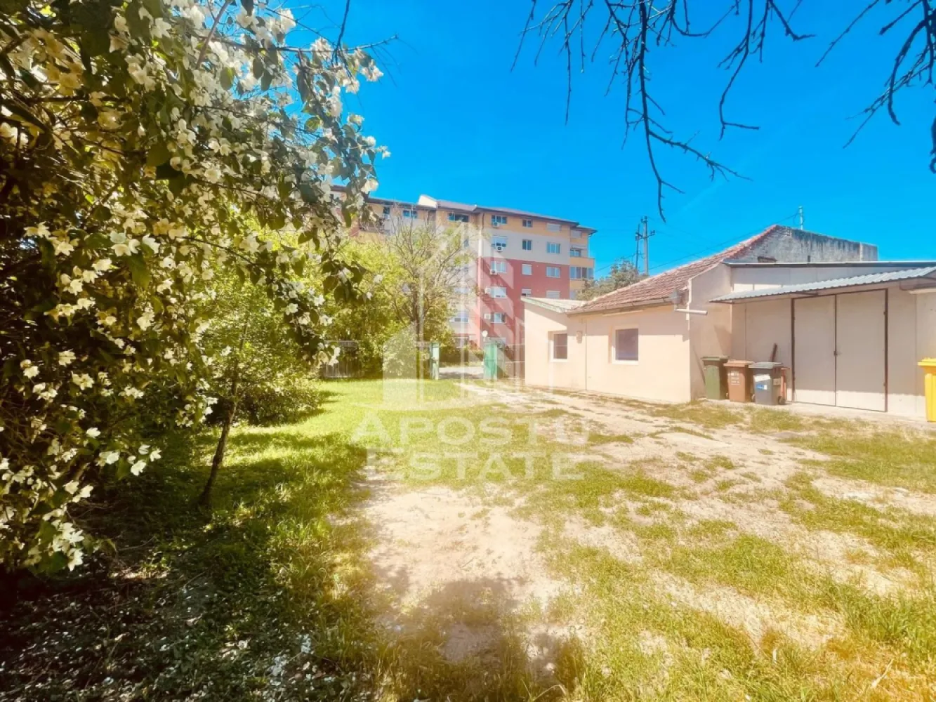 Casa de vanzare- zona Alfa, Penny - Apostu Estate va propune spre vanzare o proprietate versatila situata in zona Alfa, ce ofera un potential excelent atat pentru activitati de birou sau administrative, cat si pentru a fi recompartimentata si utilizata ca locuinta individuala. Imobilul se preteaza perfect pentru cei care cauta o constructie cu un teren generos si curte mare, adaptabila in functie de necesitati.
Suprafata si Compartimentare
Cladirea are o suprafata construita totala de 86.45 mp. In ceea ce priveste suprafetele utile, proprietatea insumeaza 67.05 mp utili impreuna cu magazia, in timp ce corpul principal de cladire are o suprafata utila de 53.9 mp. 
Corpul principal este compus in prezent dintr-un spatiu cu alta destinatie, ideal pentru o zona de receptie sau living in suprafata de 31.20 mp, un birou sau dormitor de 12.25 mp, un vestiar de 4 mp si un grup sanitar de 6.45 mp. Separat, proprietatea dispune de o magazie din panouri sandwich de aproximativ 25 mp utili respectiv o magazie care necesita renovare sau daramare, este din caramida, formata din doua incaperi, cu suprafete de 6.3 mp, respectiv 6.35 mp utili.
Teren, Curte si Utilitati
Terenul pe care se regasesc constructiile are o suprafata totala, conform extrasului CF, de 569 mp, beneficiind de un front stradal generos de aproximativ 22 ml. Curtea libera are o suprafata de aproximativ 470 mp si dispune de o poarta de acces auto cu deschidere automata, spatiul fiind ideal pentru parcare sau amenajari exterioare. Din punct de vedere al utilitatilor, proprietatea este bransata la retelele de apa si curent, iar incalzirea interioara se realizeaza prin intermediul unei centrale electrice cu termostat.
Datorita configuratiei flexibile, imobilul reprezinta o oportunitate pragmatica atat pentru firmele care au nevoie de un sediu cu logistica si curte, cat si pentru persoanele fizice care isi doresc o casa individuala pe care sa o personalizeze dupa propriul gust.
Pentru detalii suplimentare pentru programarea unei vizionari, echipa Apostu Estate va sta cu placere la dispozitie.
ID Anunt: CP3128408