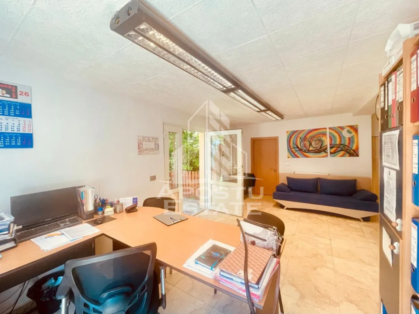 Casa de vanzare- zona Alfa, Penny - Apostu Estate va propune spre vanzare o proprietate versatila situata in zona Alfa, ce ofera un potential excelent atat pentru activitati de birou sau administrative, cat si pentru a fi recompartimentata si utilizata ca locuinta individuala. Imobilul se preteaza perfect pentru cei care cauta o constructie cu un teren generos si curte mare, adaptabila in functie de necesitati.
Suprafata si Compartimentare
Cladirea are o suprafata construita totala de 86.45 mp. In ceea ce priveste suprafetele utile, proprietatea insumeaza 67.05 mp utili impreuna cu magazia, in timp ce corpul principal de cladire are o suprafata utila de 53.9 mp. 
Corpul principal este compus in prezent dintr-un spatiu cu alta destinatie, ideal pentru o zona de receptie sau living in suprafata de 31.20 mp, un birou sau dormitor de 12.25 mp, un vestiar de 4 mp si un grup sanitar de 6.45 mp. Separat, proprietatea dispune de o magazie din panouri sandwich de aproximativ 25 mp utili respectiv o magazie care necesita renovare sau daramare, este din caramida, formata din doua incaperi, cu suprafete de 6.3 mp, respectiv 6.35 mp utili.
Teren, Curte si Utilitati
Terenul pe care se regasesc constructiile are o suprafata totala, conform extrasului CF, de 569 mp, beneficiind de un front stradal generos de aproximativ 22 ml. Curtea libera are o suprafata de aproximativ 470 mp si dispune de o poarta de acces auto cu deschidere automata, spatiul fiind ideal pentru parcare sau amenajari exterioare. Din punct de vedere al utilitatilor, proprietatea este bransata la retelele de apa si curent, iar incalzirea interioara se realizeaza prin intermediul unei centrale electrice cu termostat.
Datorita configuratiei flexibile, imobilul reprezinta o oportunitate pragmatica atat pentru firmele care au nevoie de un sediu cu logistica si curte, cat si pentru persoanele fizice care isi doresc o casa individuala pe care sa o personalizeze dupa propriul gust.
Pentru detalii suplimentare pentru programarea unei vizionari, echipa Apostu Estate va sta cu placere la dispozitie.
ID Anunt: CP3128408