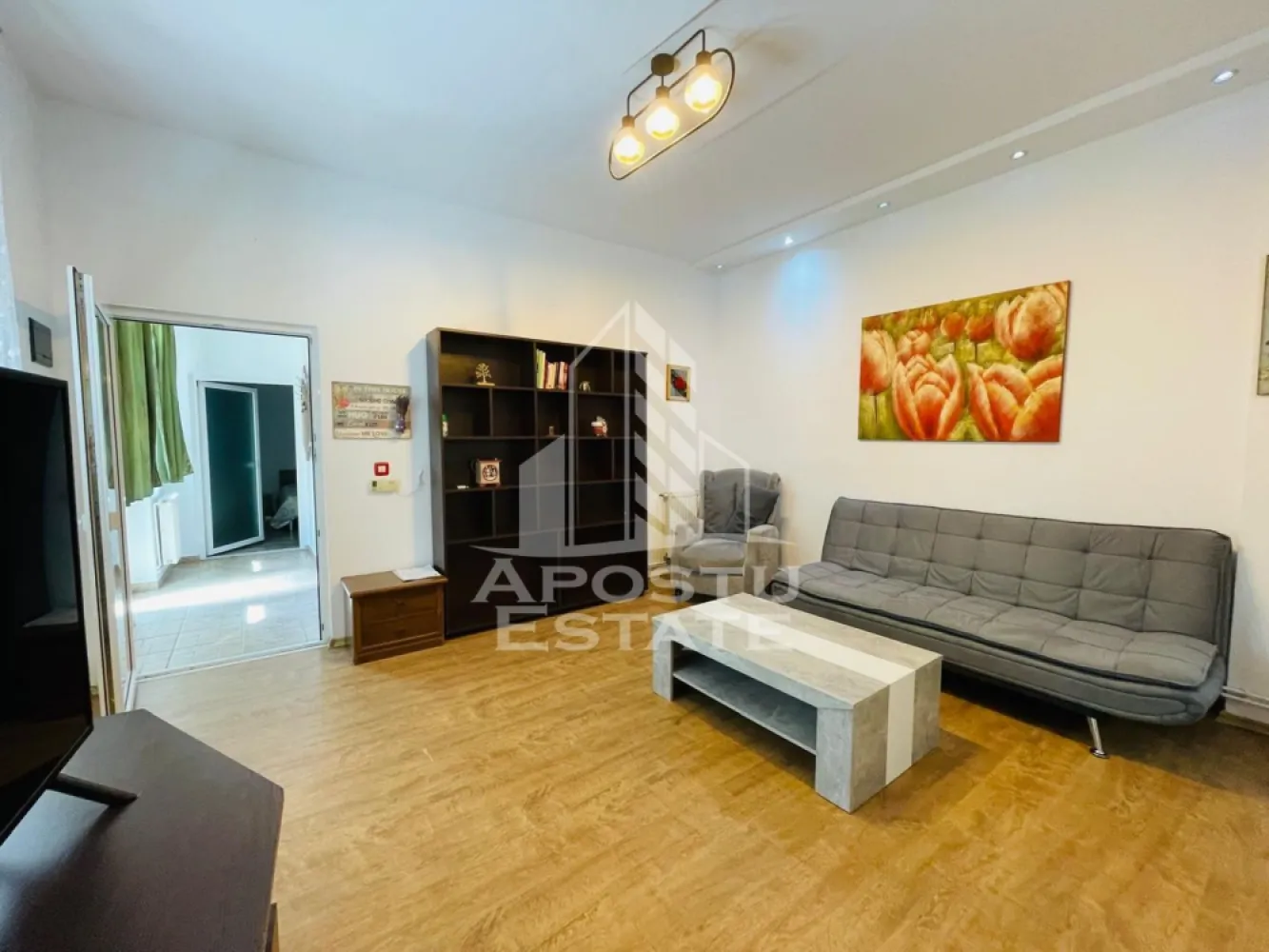 Casa cu 3 camere curte interioara -Zona Ultracentrala - Apostu Estate va propune spre inchiriere o casa cu 3 camere cu curte spatioasa in zona ultracentrala- in inima Orasului .

Casa este amplasata intr-o zona foarte bunaaceasta proprietate reprezinta o oportunitate de a locui intr-un spatiu armonios si confortabil .
Imobilul este compus din 3 camere spatioase si luminoaseconcepute cu atentie la detalii pentru a oferi un mediu de trai luxos si relaxant.
Cladirea are o suprafata de 110 mp si este compartimentat astfel:

-hol de acces
-living
-2 dormitoare
-bucatarie
-baie cu cada si dus 
-spatiu pentru gratare

-spatiu pentru depozitat

-terasa inchisa 

-garaj 
Amplasarea excelenta intr-o zona foarte buna cu acces facil la institutiile publice de pe Bulevardul Revolutiei .
Vecinatati:
-Primarie
-parcuri
-scolii
-strandul Neptun
-instituti bancare

-institutii financiare 
.-Teatru

-Fludix

-Mcdonald's

-Biblioteca

-Piata Mihail Viteazul

-Restaurant Nissara's

-Casa Jelen 

Bucatarie complet utilata cu electrocasnice moderne .
Design interior impecabil cu finisaje de luxobiecte decorative moderne si culori rafinate care creaza o atmosfera placuta si relaxanta in intreaga locuinta.

Va asteptam cu drag la o vizionare! 

 ID intern: 13858.