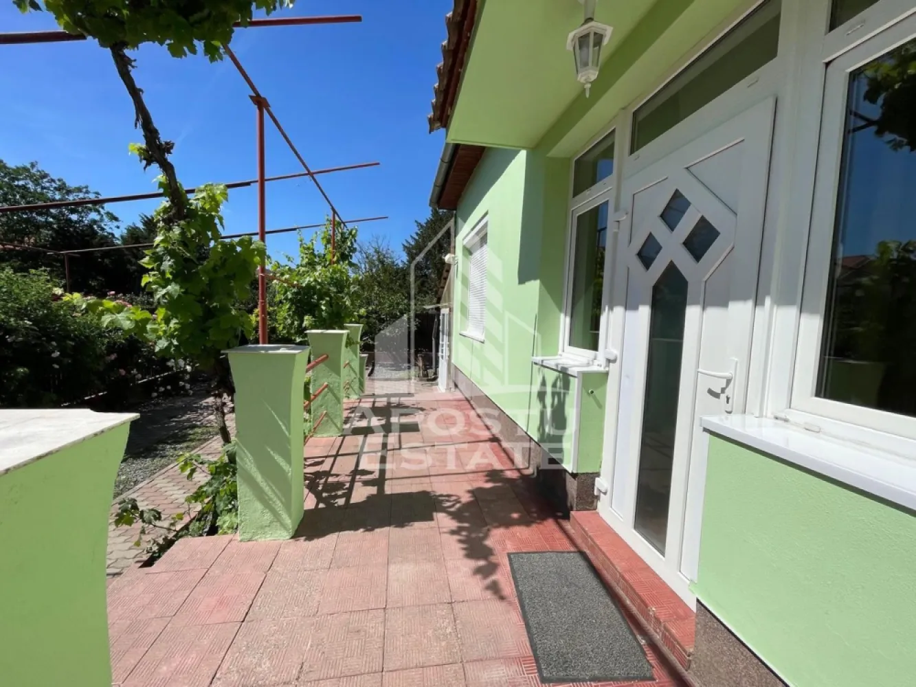 Casa cu 3 camere curte interioara -Zona Ultracentrala - Apostu Estate va propune spre inchiriere o casa cu 3 camere cu curte spatioasa in zona ultracentrala- in inima Orasului .

Casa este amplasata intr-o zona foarte bunaaceasta proprietate reprezinta o oportunitate de a locui intr-un spatiu armonios si confortabil .
Imobilul este compus din 3 camere spatioase si luminoaseconcepute cu atentie la detalii pentru a oferi un mediu de trai luxos si relaxant.
Cladirea are o suprafata de 110 mp si este compartimentat astfel:

-hol de acces
-living
-2 dormitoare
-bucatarie
-baie cu cada si dus 
-spatiu pentru gratare

-spatiu pentru depozitat

-terasa inchisa 

-garaj 
Amplasarea excelenta intr-o zona foarte buna cu acces facil la institutiile publice de pe Bulevardul Revolutiei .
Vecinatati:
-Primarie
-parcuri
-scolii
-strandul Neptun
-instituti bancare

-institutii financiare 
.-Teatru

-Fludix

-Mcdonald's

-Biblioteca

-Piata Mihail Viteazul

-Restaurant Nissara's

-Casa Jelen 

Bucatarie complet utilata cu electrocasnice moderne .
Design interior impecabil cu finisaje de luxobiecte decorative moderne si culori rafinate care creaza o atmosfera placuta si relaxanta in intreaga locuinta.

Va asteptam cu drag la o vizionare! 

 ID intern: 13858.