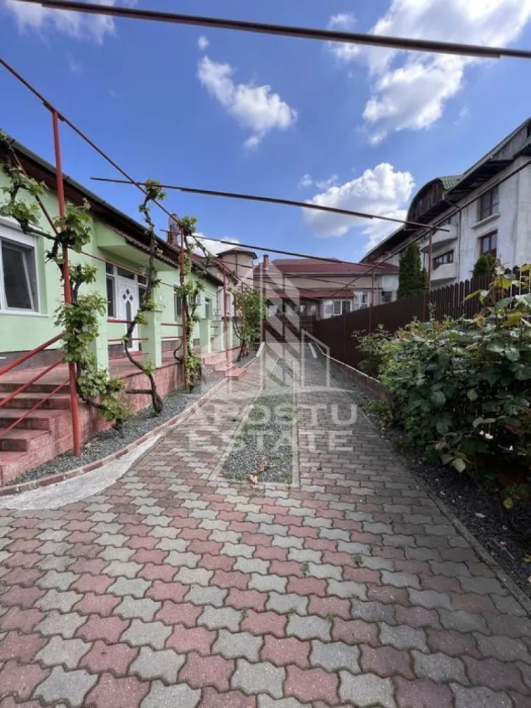 Casa cu 3 camere curte interioara -Zona Ultracentrala - Apostu Estate va propune spre inchiriere o casa cu 3 camere cu curte spatioasa in zona ultracentrala- in inima Orasului .

Casa este amplasata intr-o zona foarte bunaaceasta proprietate reprezinta o oportunitate de a locui intr-un spatiu armonios si confortabil .
Imobilul este compus din 3 camere spatioase si luminoaseconcepute cu atentie la detalii pentru a oferi un mediu de trai luxos si relaxant.
Cladirea are o suprafata de 110 mp si este compartimentat astfel:

-hol de acces
-living
-2 dormitoare
-bucatarie
-baie cu cada si dus 
-spatiu pentru gratare

-spatiu pentru depozitat

-terasa inchisa 

-garaj 
Amplasarea excelenta intr-o zona foarte buna cu acces facil la institutiile publice de pe Bulevardul Revolutiei .
Vecinatati:
-Primarie
-parcuri
-scolii
-strandul Neptun
-instituti bancare

-institutii financiare 
.-Teatru

-Fludix

-Mcdonald's

-Biblioteca

-Piata Mihail Viteazul

-Restaurant Nissara's

-Casa Jelen 

Bucatarie complet utilata cu electrocasnice moderne .
Design interior impecabil cu finisaje de luxobiecte decorative moderne si culori rafinate care creaza o atmosfera placuta si relaxanta in intreaga locuinta.

Va asteptam cu drag la o vizionare! 

 ID intern: 13858.