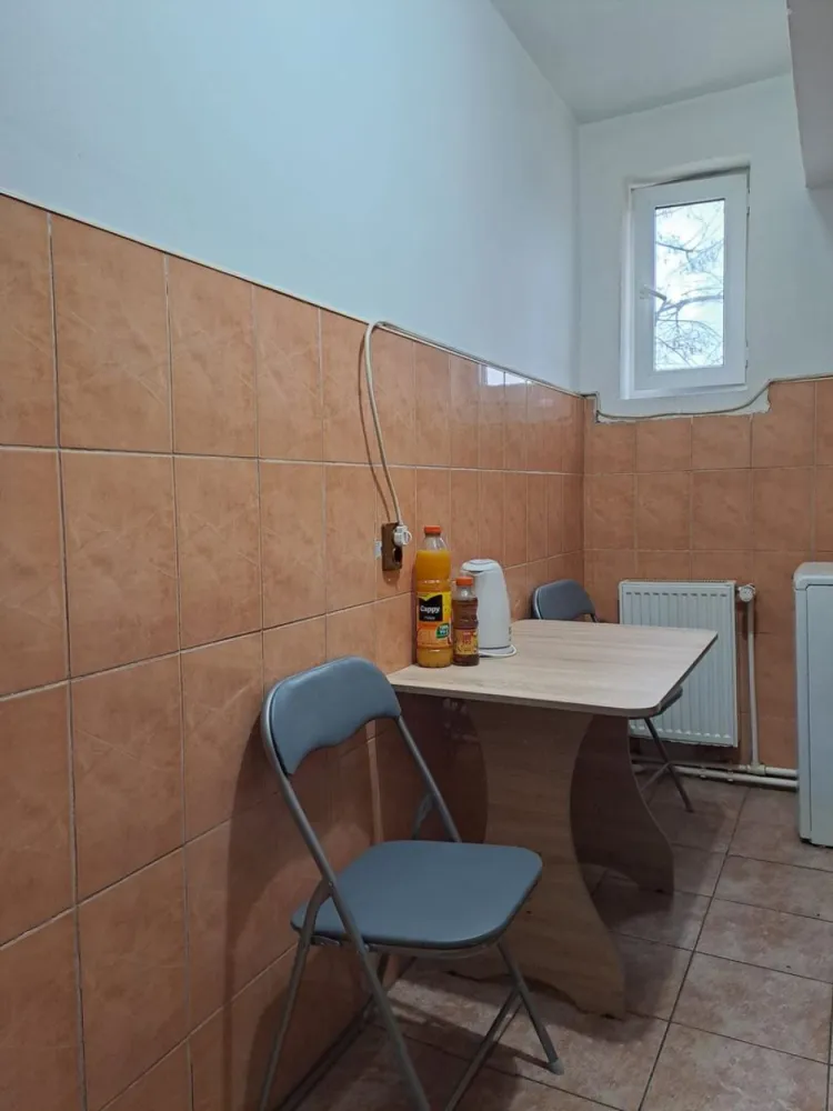 De inchiriat apartament 2 camere Ultracentral, et. 1, 1800 lei - Se oferă spre închiriere un apartament cu 2 camere decomandate, situat ultracentral, la etajul 1 din 4, cu vedere către fața blocului.
Apartamentul este bine compartimentat, luminos și beneficiază de multiple îmbunătățiri:
- Centrală termică nouă Ariston Class One
- Aer condiționat
- Apă contorizată separat
- Parchet din lemn în camere
- Ferestre termopan cu dublă deschidere
- Baie complet renovată
- Mobilier nou
- Televizor în ambele camere.
 Imobilul este amplasat într-un bloc liniștit, în inima orașului, având în imediata apropiere:
- Școală
- Bănci
- Supermarketuri
- Faleza Dunării
- Mijloace de transport și alte puncte de interes.
Apartamentul este ideal pentru persoane care își doresc confort, acces rapid către toate facilitățile urbane și o locație excelentă.
Chirie 1800 lei/luna.
Garantie (returnabila) 1800 lei.
Se percepe comision de internediere.
 Pentru informații suplimentare și programarea unei vizionări:
Tel.:0741.030.291 Marilena.
