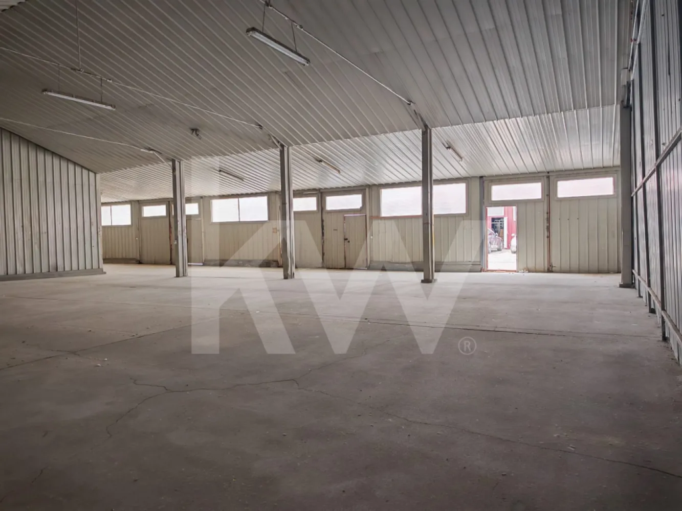 Hala industriala 828mp de inchiriat, Turnisor - Posibilitate compartimentare - Se ofera spre inchiriere hala industriala si comerciala in suprafata utila totala de 612 mp, situata in Sibiu, zona Gara Turnisor .

Corpul total de hala este format din 2 corpuri distincte, cu suprafete de 272 mp, respectiv 340 mp. Acestea pot fi inchiriate separat sau impreuna, existand posibilitatea tehnica de trecere/comunicare directa dintr-o hala in cealalta.
Proprietatea este ideala pentru extinderea activitatii, depozitare rece, productie sau atelier tehnice/firme de logistica usoara.

Acces marfa: 4 porti de acces din curtea interioara (asigura flux logistic si incarcare/descarcare simultana pentru autoutilitare)
Inaltime utila minima: 3.10 m
Exterior: Curte comuna amenajata pentru manevre auto si locuri de parcare alocate.


Pret: 3 EUR/mp + TVA
Disponibilitate: Imediata

Spatiul ofera flexibilitate maxima pentru configurarea fluxului afacerii dumneavoastra, permitand adaptarea suprafetei in functie de necesitati. Pentru a programa o vizionare si a discuta detaliile tehnice de compartimentare sau interconectare