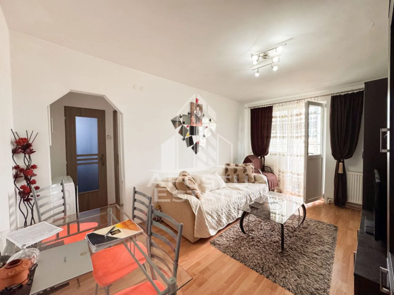 Apartament 3 camere, centrala proprie, mobilat, Micro 6, Hunedoara - Agentie imobiliara, APOSTU ESTATE, va propune spre vanzare un apartament cu 3 camere, semi-decomandat, aflat la etajul 4 din 4, bloc cu acoperis solid, situat in cartierul Micro 6 din Hunedoara.

Actualul proprietar a renovat apartamentul complet in anul 2020, fiind inlocuita inclusiv instalatia electrica.

Suprafata utila a apartamentului este de 47 mp + 3 mp balcon, compartimentata astfel:
- 3 camere
- 1 bucatarie
- 1 baie cu geam si cada
- 2 holuri de acces
- 1 balcon de 3mp

Confortul termic este asigurat prin intermediul centralei termice proprii pe gaz.

Apartamentul se vinde mobilat si utilat, conform fotografiilor.

Oferim consultanta gratuita cu privire la obtinerea creditelor bancare pentru achizitii imobiliare. 

Nu ezitati a ne contacta pentru stabilirea unei vizionari sau alte informatii suplimentare.

ID intern: CP3131976