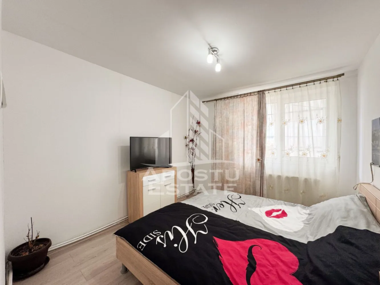 Apartament 3 camere, centrala proprie, mobilat, Micro 6, Hunedoara - Agentie imobiliara, APOSTU ESTATE, va propune spre vanzare un apartament cu 3 camere, semi-decomandat, aflat la etajul 4 din 4, bloc cu acoperis solid, situat in cartierul Micro 6 din Hunedoara.

Actualul proprietar a renovat apartamentul complet in anul 2020, fiind inlocuita inclusiv instalatia electrica.

Suprafata utila a apartamentului este de 47 mp + 3 mp balcon, compartimentata astfel:
- 3 camere
- 1 bucatarie
- 1 baie cu geam si cada
- 2 holuri de acces
- 1 balcon de 3mp

Confortul termic este asigurat prin intermediul centralei termice proprii pe gaz.

Apartamentul se vinde mobilat si utilat, conform fotografiilor.

Oferim consultanta gratuita cu privire la obtinerea creditelor bancare pentru achizitii imobiliare. 

Nu ezitati a ne contacta pentru stabilirea unei vizionari sau alte informatii suplimentare.

ID intern: CP3131976