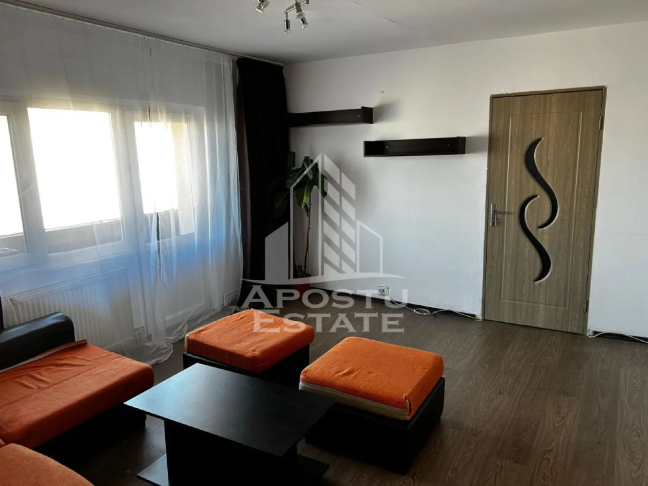 Apartament 2 camere de vanzare, zona Torontalului, Timisoara - Agentia imobiliara APOSTU ESTATE va propune spre vanzare un apartament cu 2 camere, semidecomandat, etaj 4/4, situat in zona Torontalului/Bucovina din Timisoara, judetul Timis.
Apartamentul este amplasat la etajul 4 din 4 si are o suprafata utila de 50,6 mp plus doua balcoane de 6,9 mp.
Blocul detine acoperis si regasim 3 apartamente pe etaj.
Confortul termic se realizeaza prin intermediul centralei proprii pe gaz cu sistem de incalzire prin calorifere.
Compartimentare:
-bucatarie inchisa
-living
-dormitor
- baie cu cabina de dus
Proprietatea se vinde cum se vede in imagini si este o varianta ideala pentru familii, cuplu, investitie.
Vecinatati: Mijloace transport in comun la 3 min de mers pe jos, Vox Technology Park la 10 minute de mers pe jos,Iulius Mall la 8 minute cu masina, Centrul orasului la 13 minute cu masina, Parcul Bucovina la 2 min de mers pe jos.
Agentia imobiliara Apostu Estate va ofera consultanta bancara gratuita prin intermediul colaboratorilor nostri pentru alegerea celui mai potrivit tip de credit, astfel incat tu sa devi noul proprietar al acestui apartament.
Va asteptam cu drag la o vizionare!
Id Intern: CP3118380