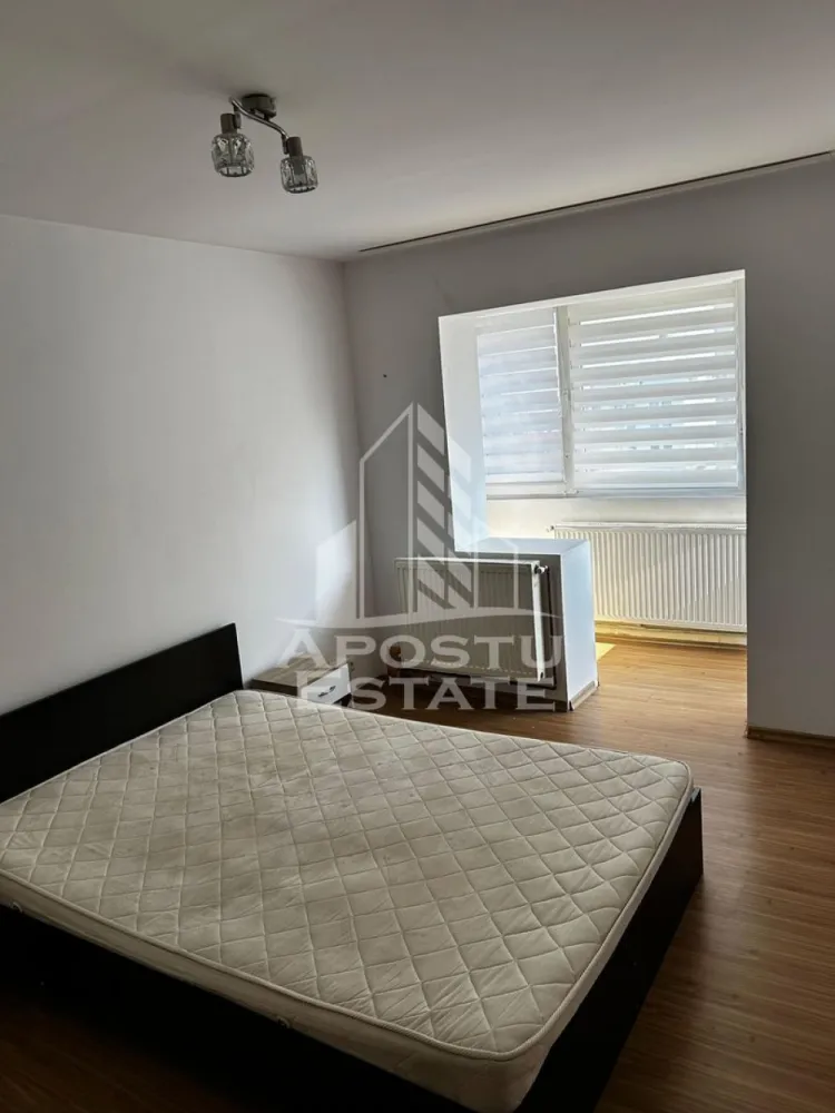 Apartament 2 camere de vanzare, zona Torontalului, Timisoara - Agentia imobiliara APOSTU ESTATE va propune spre vanzare un apartament cu 2 camere, semidecomandat, etaj 4/4, situat in zona Torontalului/Bucovina din Timisoara, judetul Timis.
Apartamentul este amplasat la etajul 4 din 4 si are o suprafata utila de 50,6 mp plus doua balcoane de 6,9 mp.
Blocul detine acoperis si regasim 3 apartamente pe etaj.
Confortul termic se realizeaza prin intermediul centralei proprii pe gaz cu sistem de incalzire prin calorifere.
Compartimentare:
-bucatarie inchisa
-living
-dormitor
- baie cu cabina de dus
Proprietatea se vinde cum se vede in imagini si este o varianta ideala pentru familii, cuplu, investitie.
Vecinatati: Mijloace transport in comun la 3 min de mers pe jos, Vox Technology Park la 10 minute de mers pe jos,Iulius Mall la 8 minute cu masina, Centrul orasului la 13 minute cu masina, Parcul Bucovina la 2 min de mers pe jos.
Agentia imobiliara Apostu Estate va ofera consultanta bancara gratuita prin intermediul colaboratorilor nostri pentru alegerea celui mai potrivit tip de credit, astfel incat tu sa devi noul proprietar al acestui apartament.
Va asteptam cu drag la o vizionare!
Id Intern: CP3118380