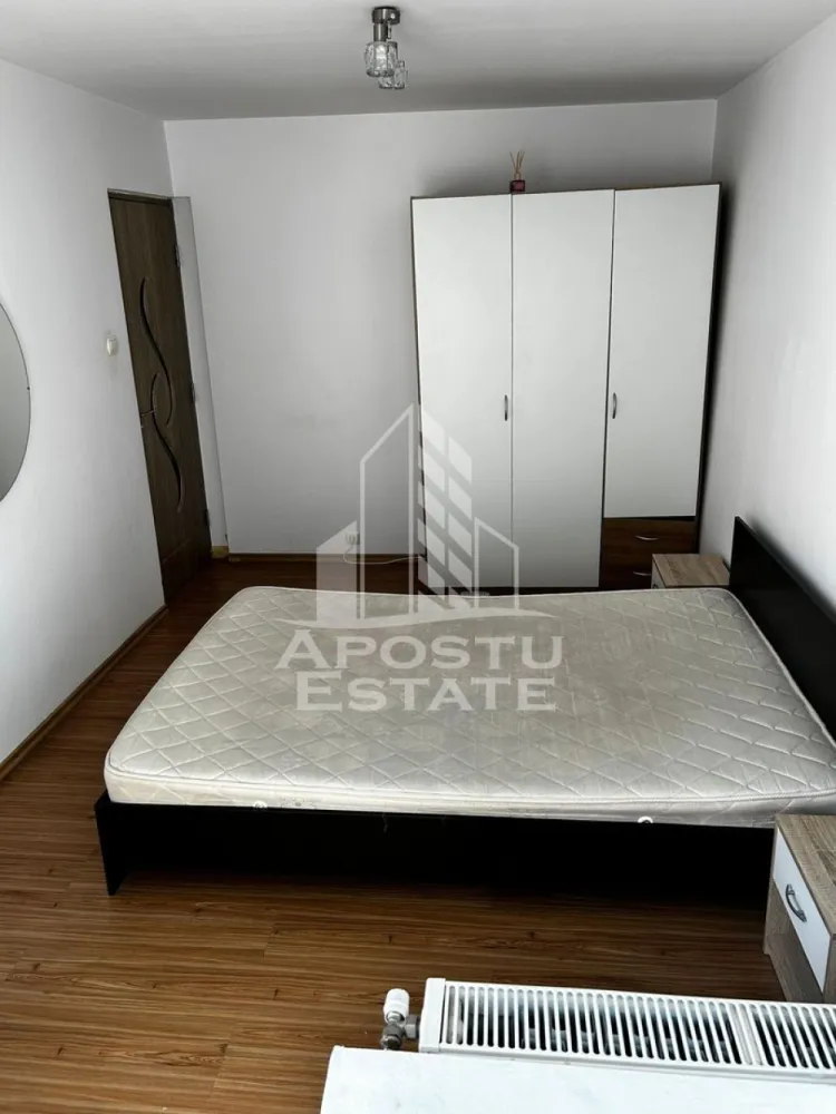 Apartament 2 camere de vanzare, zona Torontalului, Timisoara - Agentia imobiliara APOSTU ESTATE va propune spre vanzare un apartament cu 2 camere, semidecomandat, etaj 4/4, situat in zona Torontalului/Bucovina din Timisoara, judetul Timis.
Apartamentul este amplasat la etajul 4 din 4 si are o suprafata utila de 50,6 mp plus doua balcoane de 6,9 mp.
Blocul detine acoperis si regasim 3 apartamente pe etaj.
Confortul termic se realizeaza prin intermediul centralei proprii pe gaz cu sistem de incalzire prin calorifere.
Compartimentare:
-bucatarie inchisa
-living
-dormitor
- baie cu cabina de dus
Proprietatea se vinde cum se vede in imagini si este o varianta ideala pentru familii, cuplu, investitie.
Vecinatati: Mijloace transport in comun la 3 min de mers pe jos, Vox Technology Park la 10 minute de mers pe jos,Iulius Mall la 8 minute cu masina, Centrul orasului la 13 minute cu masina, Parcul Bucovina la 2 min de mers pe jos.
Agentia imobiliara Apostu Estate va ofera consultanta bancara gratuita prin intermediul colaboratorilor nostri pentru alegerea celui mai potrivit tip de credit, astfel incat tu sa devi noul proprietar al acestui apartament.
Va asteptam cu drag la o vizionare!
Id Intern: CP3118380