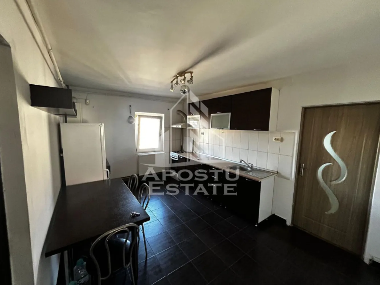 Apartament 2 camere de vanzare, zona Torontalului, Timisoara - Agentia imobiliara APOSTU ESTATE va propune spre vanzare un apartament cu 2 camere, semidecomandat, etaj 4/4, situat in zona Torontalului/Bucovina din Timisoara, judetul Timis.
Apartamentul este amplasat la etajul 4 din 4 si are o suprafata utila de 50,6 mp plus doua balcoane de 6,9 mp.
Blocul detine acoperis si regasim 3 apartamente pe etaj.
Confortul termic se realizeaza prin intermediul centralei proprii pe gaz cu sistem de incalzire prin calorifere.
Compartimentare:
-bucatarie inchisa
-living
-dormitor
- baie cu cabina de dus
Proprietatea se vinde cum se vede in imagini si este o varianta ideala pentru familii, cuplu, investitie.
Vecinatati: Mijloace transport in comun la 3 min de mers pe jos, Vox Technology Park la 10 minute de mers pe jos,Iulius Mall la 8 minute cu masina, Centrul orasului la 13 minute cu masina, Parcul Bucovina la 2 min de mers pe jos.
Agentia imobiliara Apostu Estate va ofera consultanta bancara gratuita prin intermediul colaboratorilor nostri pentru alegerea celui mai potrivit tip de credit, astfel incat tu sa devi noul proprietar al acestui apartament.
Va asteptam cu drag la o vizionare!
Id Intern: CP3118380
