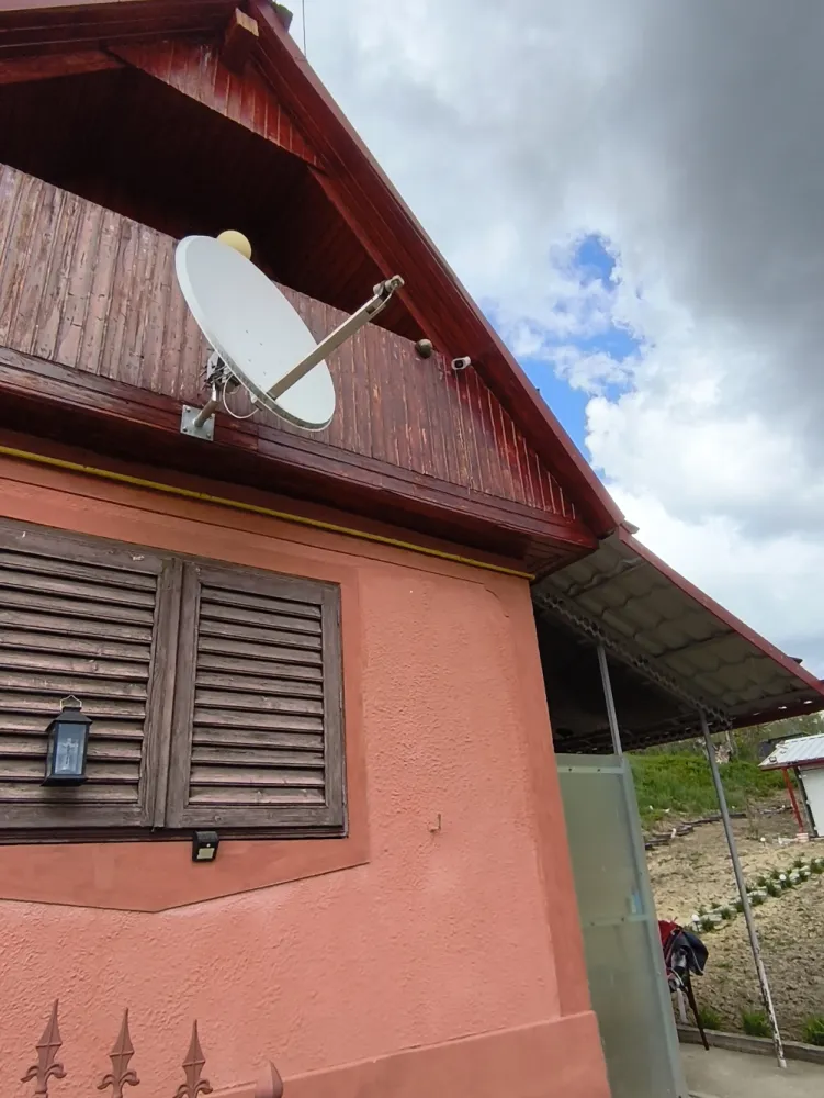 Vând casă renovată la 30 de km de Sibiu - Vând casă renovată la 30 de km de Sibiu, renovată și utilată .Este izolata pe interior, instalație electrică și termică noua, acoperis nou, dulgherie la acoperiș nouă, filigorie,garaj, terasă, cămară,afumatoare,gradina intravilan cu pomi fructiferi.&nbsp;