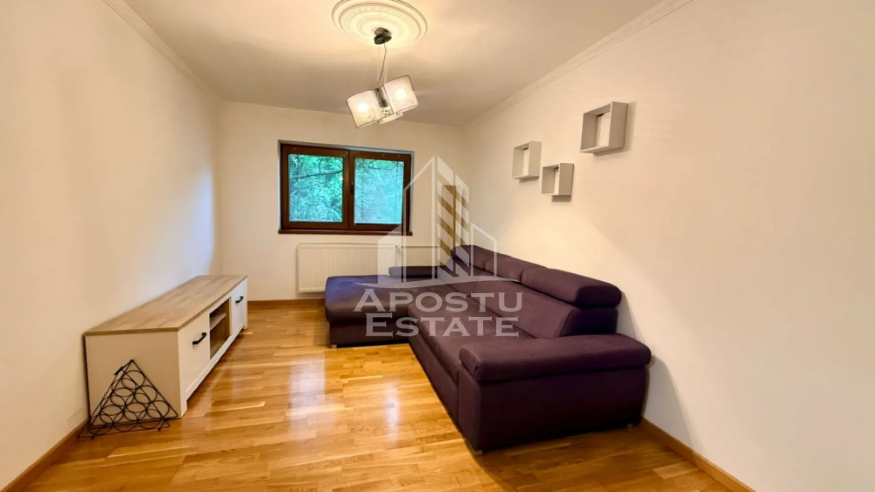 Apartament cu 3 camere de vanzare, Zona Lipovei, Timisoara - Agentia imobiliara APOSTU ESTATE va ofera spre vanzare un apartament cu 3 camere, decomandat, situat la etajul 3, izolat interior, in zona Lipovei din Timisoara, o zona foarte cautata datorita accesului rapid catre puncte importante ale orasului, mijloace de transport in comun, magazine, scoli si spatii verzi.
Imobilul are o suprafata utila de 54 mp si este compartimentat astfel:
- hol de acces
-bucatarie inchisa
- living
- doua dormitoare
- baie cu cada

Vecinatati:
-Iulius Mall
-Scoala generala nr. 7
-Lidl

Alte detalii:
Confortul termic se realizeaza cu ajutorul termoficarii si a aparatului de aer conditionat. Exista posibilitatea montarii centralei proprii.

Agentia imobiliara Apostu Estate va ofera consultanta bancara gratuita prin intermediul colaboratorilor nostri pentru alegerea celui mai potrivit tip de credit, astfel incat tu sa devi noul proprietar al acestui apartament.
Va asteptam cu drag la o vizionare!
ID INTERN : CP3132189