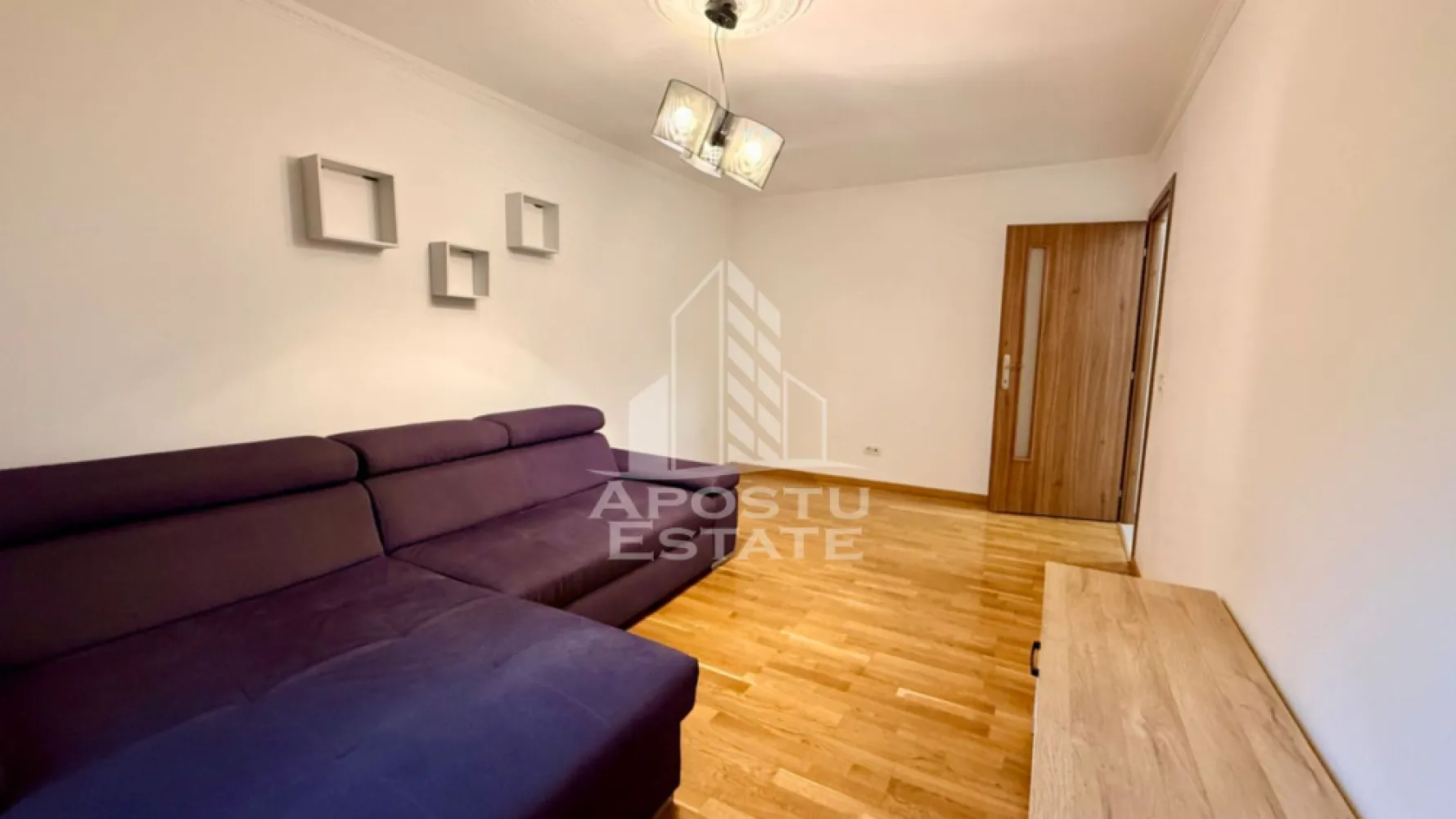 Apartament cu 3 camere de vanzare, Zona Lipovei, Timisoara - Agentia imobiliara APOSTU ESTATE va ofera spre vanzare un apartament cu 3 camere, decomandat, situat la etajul 3, izolat interior, in zona Lipovei din Timisoara, o zona foarte cautata datorita accesului rapid catre puncte importante ale orasului, mijloace de transport in comun, magazine, scoli si spatii verzi.
Imobilul are o suprafata utila de 54 mp si este compartimentat astfel:
- hol de acces
-bucatarie inchisa
- living
- doua dormitoare
- baie cu cada

Vecinatati:
-Iulius Mall
-Scoala generala nr. 7
-Lidl

Alte detalii:
Confortul termic se realizeaza cu ajutorul termoficarii si a aparatului de aer conditionat. Exista posibilitatea montarii centralei proprii.

Agentia imobiliara Apostu Estate va ofera consultanta bancara gratuita prin intermediul colaboratorilor nostri pentru alegerea celui mai potrivit tip de credit, astfel incat tu sa devi noul proprietar al acestui apartament.
Va asteptam cu drag la o vizionare!
ID INTERN : CP3132189