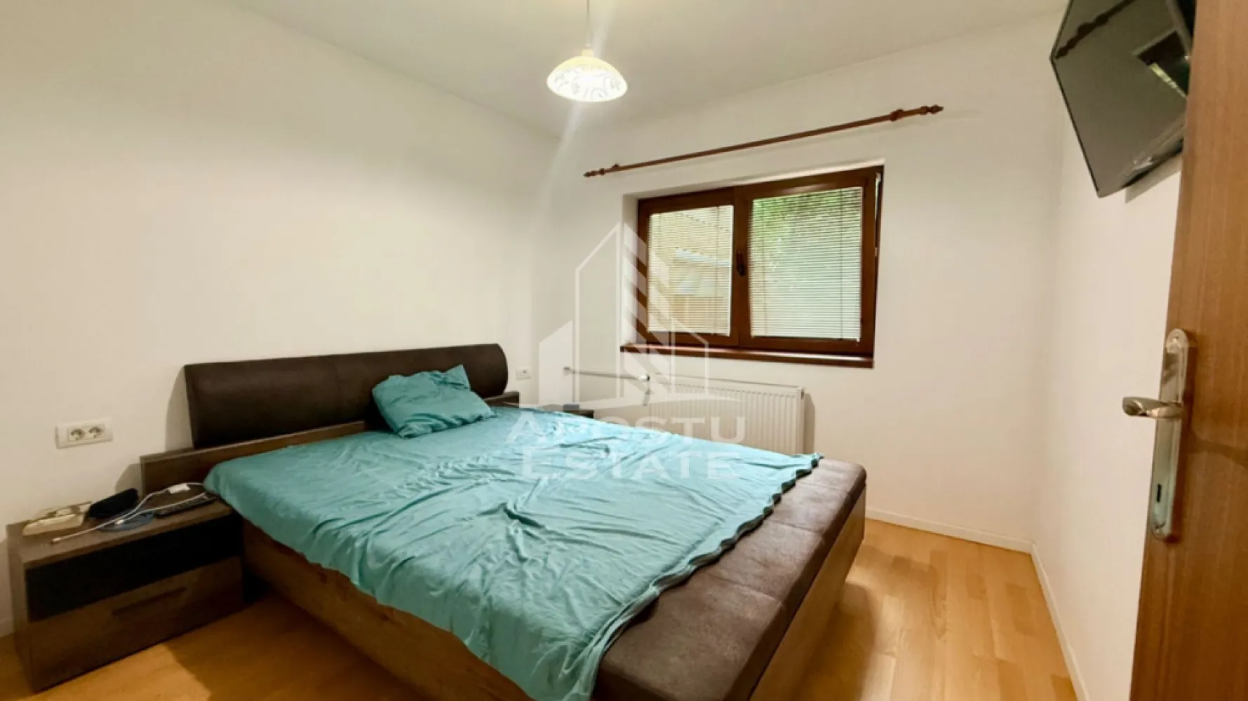 Apartament cu 3 camere de vanzare, Zona Lipovei, Timisoara - Agentia imobiliara APOSTU ESTATE va ofera spre vanzare un apartament cu 3 camere, decomandat, situat la etajul 3, izolat interior, in zona Lipovei din Timisoara, o zona foarte cautata datorita accesului rapid catre puncte importante ale orasului, mijloace de transport in comun, magazine, scoli si spatii verzi.
Imobilul are o suprafata utila de 54 mp si este compartimentat astfel:
- hol de acces
-bucatarie inchisa
- living
- doua dormitoare
- baie cu cada

Vecinatati:
-Iulius Mall
-Scoala generala nr. 7
-Lidl

Alte detalii:
Confortul termic se realizeaza cu ajutorul termoficarii si a aparatului de aer conditionat. Exista posibilitatea montarii centralei proprii.

Agentia imobiliara Apostu Estate va ofera consultanta bancara gratuita prin intermediul colaboratorilor nostri pentru alegerea celui mai potrivit tip de credit, astfel incat tu sa devi noul proprietar al acestui apartament.
Va asteptam cu drag la o vizionare!
ID INTERN : CP3132189