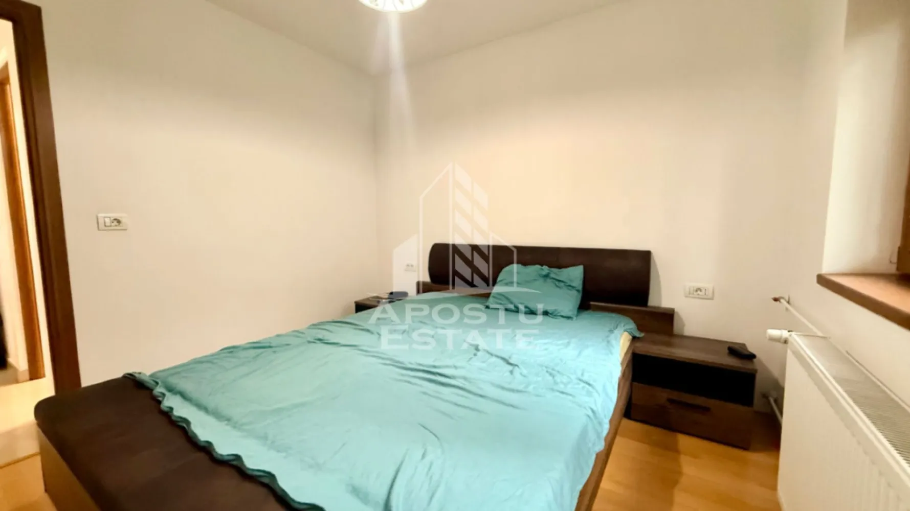 Apartament cu 3 camere de vanzare, Zona Lipovei, Timisoara - Agentia imobiliara APOSTU ESTATE va ofera spre vanzare un apartament cu 3 camere, decomandat, situat la etajul 3, izolat interior, in zona Lipovei din Timisoara, o zona foarte cautata datorita accesului rapid catre puncte importante ale orasului, mijloace de transport in comun, magazine, scoli si spatii verzi.
Imobilul are o suprafata utila de 54 mp si este compartimentat astfel:
- hol de acces
-bucatarie inchisa
- living
- doua dormitoare
- baie cu cada

Vecinatati:
-Iulius Mall
-Scoala generala nr. 7
-Lidl

Alte detalii:
Confortul termic se realizeaza cu ajutorul termoficarii si a aparatului de aer conditionat. Exista posibilitatea montarii centralei proprii.

Agentia imobiliara Apostu Estate va ofera consultanta bancara gratuita prin intermediul colaboratorilor nostri pentru alegerea celui mai potrivit tip de credit, astfel incat tu sa devi noul proprietar al acestui apartament.
Va asteptam cu drag la o vizionare!
ID INTERN : CP3132189