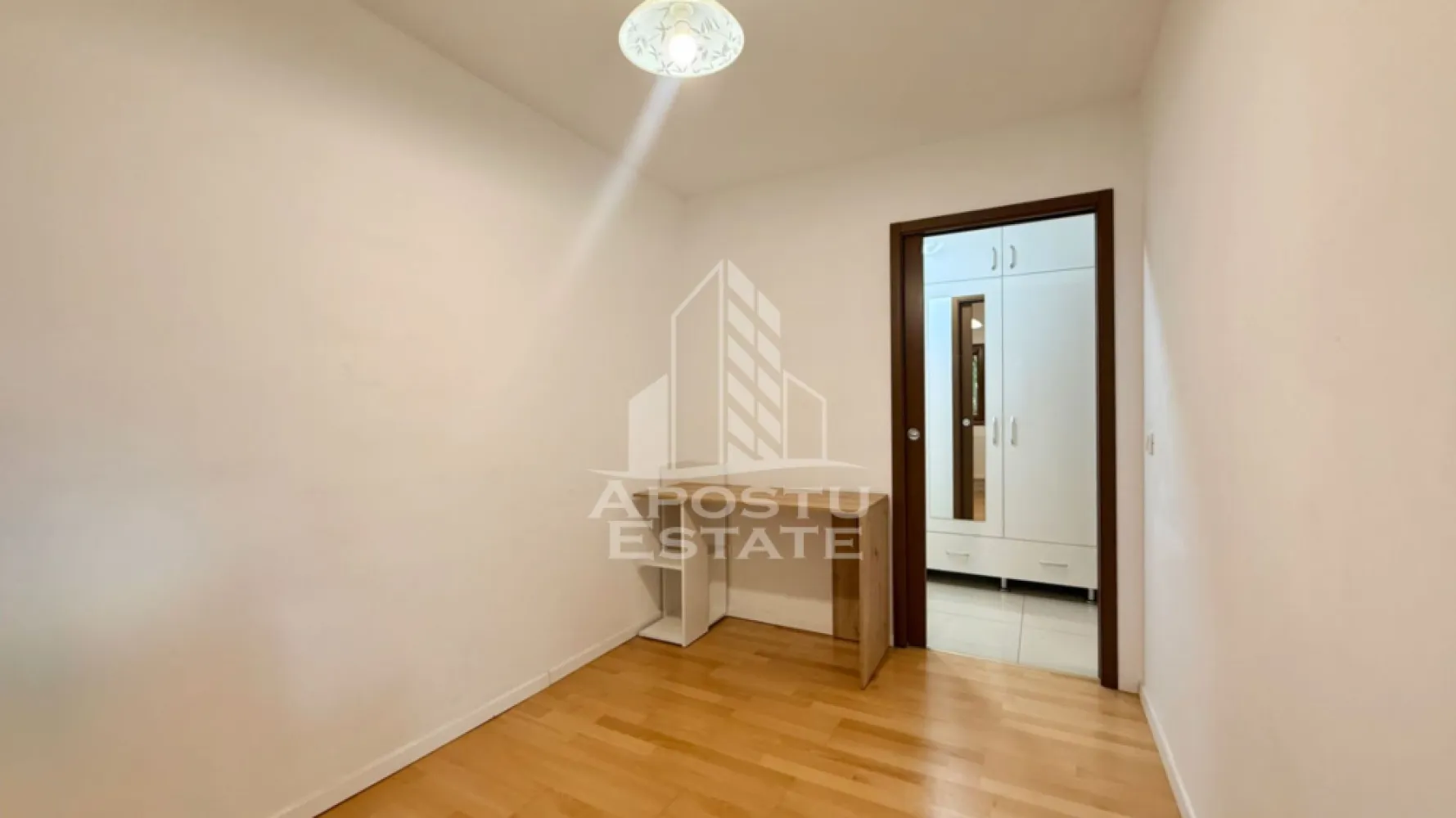 Apartament cu 3 camere de vanzare, Zona Lipovei, Timisoara - Agentia imobiliara APOSTU ESTATE va ofera spre vanzare un apartament cu 3 camere, decomandat, situat la etajul 3, izolat interior, in zona Lipovei din Timisoara, o zona foarte cautata datorita accesului rapid catre puncte importante ale orasului, mijloace de transport in comun, magazine, scoli si spatii verzi.
Imobilul are o suprafata utila de 54 mp si este compartimentat astfel:
- hol de acces
-bucatarie inchisa
- living
- doua dormitoare
- baie cu cada

Vecinatati:
-Iulius Mall
-Scoala generala nr. 7
-Lidl

Alte detalii:
Confortul termic se realizeaza cu ajutorul termoficarii si a aparatului de aer conditionat. Exista posibilitatea montarii centralei proprii.

Agentia imobiliara Apostu Estate va ofera consultanta bancara gratuita prin intermediul colaboratorilor nostri pentru alegerea celui mai potrivit tip de credit, astfel incat tu sa devi noul proprietar al acestui apartament.
Va asteptam cu drag la o vizionare!
ID INTERN : CP3132189