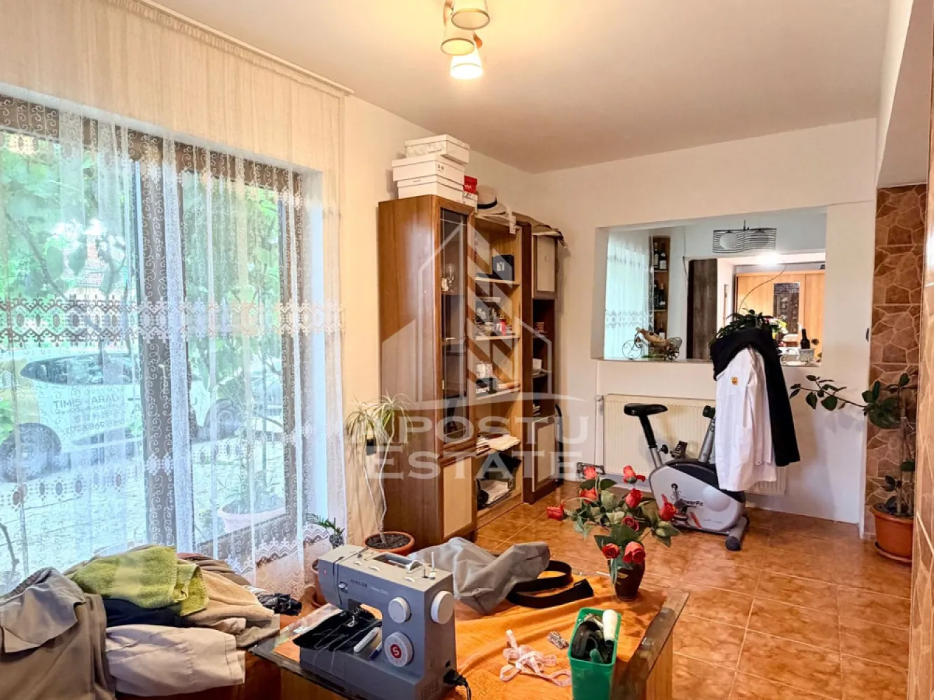 Casa renovata de vanzare pe parter Beregsau Mare - APOSTU ESTATE va propune spre vanzare o casa pe parter in comuna Beregsau Mare.

Compartimentare corp principal:
-hol de acces;
-camera de zi cu loc de luat masa;
-bucatarie;
-baie;
-4 dormitoare.

Terenul are suprafata de 2890 mp. Suprafata utila este de 189 mp. In partea din spate se gasesc diferite anexe gospodaresti si o bucatarie de vara, toate in stare foarte buna. 

Curtea este spatioasa, cu locuri de parcare. Gradina s epoate imparti in doua parcele.

Tamplaria este din PVC cu geam termopan. Acoperisul este din tabla, refacut recent. S-a facut subzidire si s-a turnat placa din beton deasupra de parter. 

Casa este racordata la reteaua de apa si de canalizare a comunei iar incalzirea se face pe lemne, cu centrala si calorifere. 
Strada este asfaltata, pozitia este foarte buna, cu vecini cumsecade, aproape de centru.

Distanta pana la Timisoara se parcurge usor, cu masina in cateva minute. 

Va asteptam la o vizionare chiar astazi!