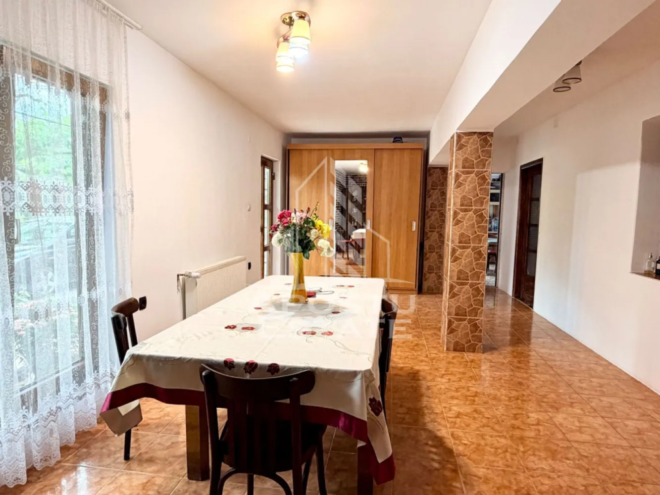 Casa renovata de vanzare pe parter Beregsau Mare - APOSTU ESTATE va propune spre vanzare o casa pe parter in comuna Beregsau Mare.

Compartimentare corp principal:
-hol de acces;
-camera de zi cu loc de luat masa;
-bucatarie;
-baie;
-4 dormitoare.

Terenul are suprafata de 2890 mp. Suprafata utila este de 189 mp. In partea din spate se gasesc diferite anexe gospodaresti si o bucatarie de vara, toate in stare foarte buna. 

Curtea este spatioasa, cu locuri de parcare. Gradina s epoate imparti in doua parcele.

Tamplaria este din PVC cu geam termopan. Acoperisul este din tabla, refacut recent. S-a facut subzidire si s-a turnat placa din beton deasupra de parter. 

Casa este racordata la reteaua de apa si de canalizare a comunei iar incalzirea se face pe lemne, cu centrala si calorifere. 
Strada este asfaltata, pozitia este foarte buna, cu vecini cumsecade, aproape de centru.

Distanta pana la Timisoara se parcurge usor, cu masina in cateva minute. 

Va asteptam la o vizionare chiar astazi!