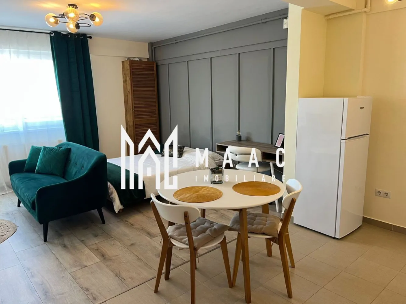 Apartament studio | Balcon | Lift | Parcare | Mihai Viteazu - MAAC Imobiliare ofera spre inchiriere apartament din studio, complet mobilat si utilat, in zona Mihai Viteazu - Cedonia.

Locuinta are suprafata utila de 40mp, se afla la etajul 9/10 al unui bloc izolat, recent construit si este alcatuita dintr-o incapere cu pat matrimonial si canapea, Smart TV, bucatarie open-space cu toate facilitatile, baie moderna cu cada, hol si balcon. 

Aferent apartamentului este loc de parcare propriu, suprateran. De asemenea, blocul are lift. Eficiență energetică clasa A.

Amplasamentul imobilului este unul avantajos, aflandu-se la 10-15 minute de Mall si Parcul SubArini. De aemenea, apartamentul beneficiaza de o panorama de exceptie a orasului.

Pentru mai multe detalii sau pentru a programa o vizionare: CP2247426