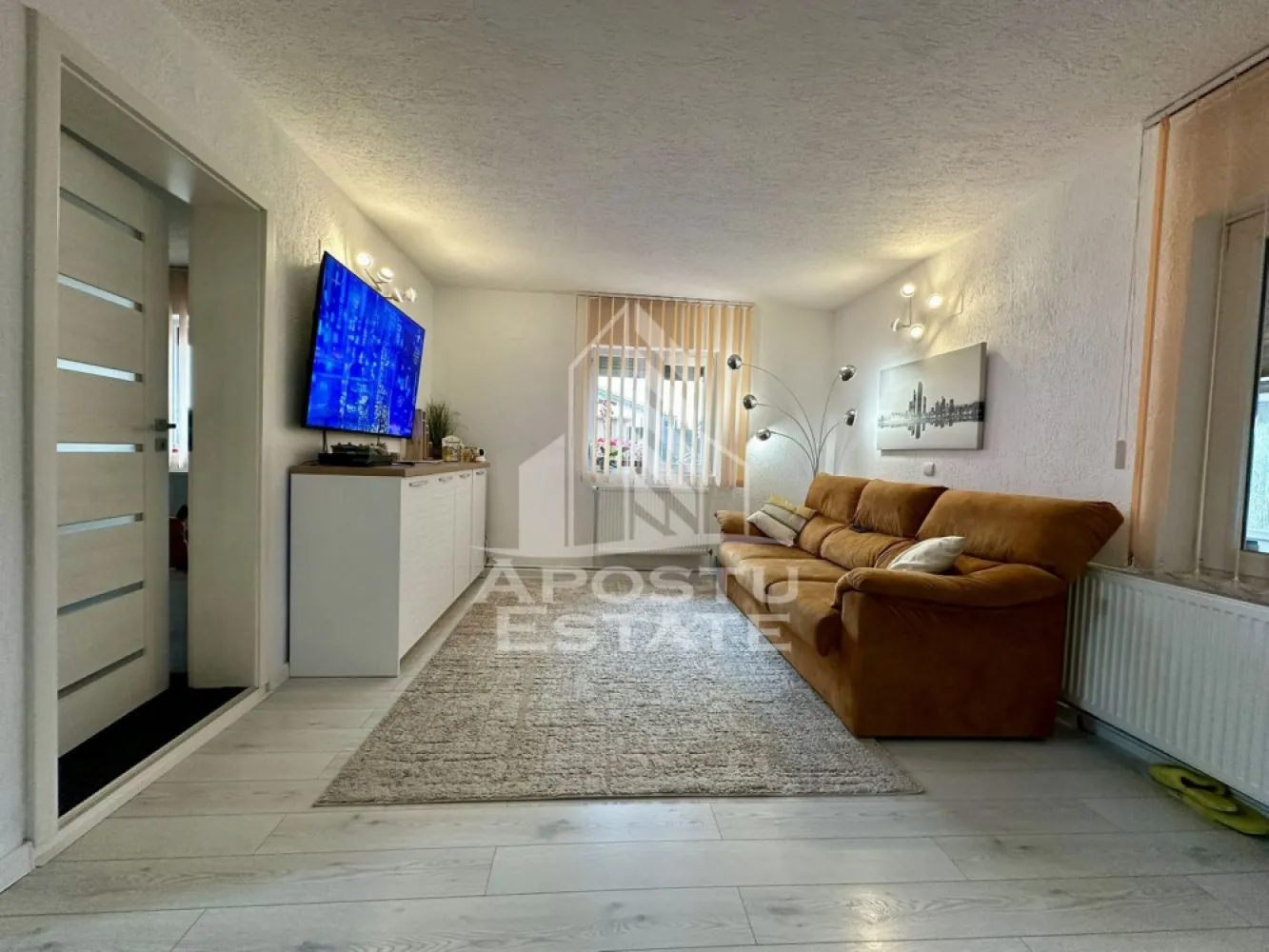 Casa individuala cu 4 camere de vanzare in Utvin, Timisoara - Agentia imobiliara APOSTU ESTATE va propune spre vanzare o casa individuala P+M, situata in judetul Timis, localitatea Utvin, in vatra veche a satului, intr-o zona deosebita si linistita, cu acces facil pe strada asfaltata si toate utilitatile disponibile: gaz, apa, canalizare, fibra optica si iluminat public.
Proprietatea a fost construita in anul 2014 si finalizata complet, fiind amplasata pe un teren cu suprafata de 400 mp, avand o suprafata utila de 156 mp.
Casa este compartimentata astfel:
Compartimentare parter:
- Hol de acces
- Living generos open space cu zona de bucatarie
- Dormitor
- Baie
- Debara
- Terasa inchisa de 18 mp, prevazuta cu instalatie de caldura
Compartimentare etaj:
- Hol de acces
- 3 dormitoare spatioase
- Baie generoasa 
- Pod pentru depozitare
Casa dispune de toate utilitatile racordate si ofera confort pe tot parcursul anului, fiind ideala pentru o familie care isi doreste spatiu, intimitate si acces rapid catre Timisoara.
Proprietatea beneficiaza de:
- Curte amenajata
- Gard din beton
- Jgheaburi noi
- Usi interioare Porta Doors
- Reamenajare realizata in anul 2022
- Zona exclusiv de case, linistita
Agentia imobiliara Apostu Estate va ofera consultanta bancara gratuita prin intermediul colaboratorilor nostri, pentru alegerea celei mai potrivite solutii de finantare.
Va asteptam cu drag la o vizionare!
ID intern: CP3132251.