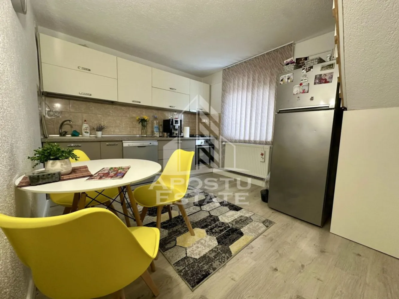 Casa individuala cu 4 camere de vanzare in Utvin, Timisoara - Agentia imobiliara APOSTU ESTATE va propune spre vanzare o casa individuala P+M, situata in judetul Timis, localitatea Utvin, in vatra veche a satului, intr-o zona deosebita si linistita, cu acces facil pe strada asfaltata si toate utilitatile disponibile: gaz, apa, canalizare, fibra optica si iluminat public.
Proprietatea a fost construita in anul 2014 si finalizata complet, fiind amplasata pe un teren cu suprafata de 400 mp, avand o suprafata utila de 156 mp.
Casa este compartimentata astfel:
Compartimentare parter:
- Hol de acces
- Living generos open space cu zona de bucatarie
- Dormitor
- Baie
- Debara
- Terasa inchisa de 18 mp, prevazuta cu instalatie de caldura
Compartimentare etaj:
- Hol de acces
- 3 dormitoare spatioase
- Baie generoasa 
- Pod pentru depozitare
Casa dispune de toate utilitatile racordate si ofera confort pe tot parcursul anului, fiind ideala pentru o familie care isi doreste spatiu, intimitate si acces rapid catre Timisoara.
Proprietatea beneficiaza de:
- Curte amenajata
- Gard din beton
- Jgheaburi noi
- Usi interioare Porta Doors
- Reamenajare realizata in anul 2022
- Zona exclusiv de case, linistita
Agentia imobiliara Apostu Estate va ofera consultanta bancara gratuita prin intermediul colaboratorilor nostri, pentru alegerea celei mai potrivite solutii de finantare.
Va asteptam cu drag la o vizionare!
ID intern: CP3132251.
