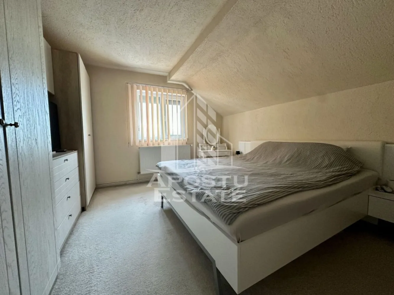 Casa individuala cu 4 camere de vanzare in Utvin, Timisoara - Agentia imobiliara APOSTU ESTATE va propune spre vanzare o casa individuala P+M, situata in judetul Timis, localitatea Utvin, in vatra veche a satului, intr-o zona deosebita si linistita, cu acces facil pe strada asfaltata si toate utilitatile disponibile: gaz, apa, canalizare, fibra optica si iluminat public.
Proprietatea a fost construita in anul 2014 si finalizata complet, fiind amplasata pe un teren cu suprafata de 400 mp, avand o suprafata utila de 156 mp.
Casa este compartimentata astfel:
Compartimentare parter:
- Hol de acces
- Living generos open space cu zona de bucatarie
- Dormitor
- Baie
- Debara
- Terasa inchisa de 18 mp, prevazuta cu instalatie de caldura
Compartimentare etaj:
- Hol de acces
- 3 dormitoare spatioase
- Baie generoasa 
- Pod pentru depozitare
Casa dispune de toate utilitatile racordate si ofera confort pe tot parcursul anului, fiind ideala pentru o familie care isi doreste spatiu, intimitate si acces rapid catre Timisoara.
Proprietatea beneficiaza de:
- Curte amenajata
- Gard din beton
- Jgheaburi noi
- Usi interioare Porta Doors
- Reamenajare realizata in anul 2022
- Zona exclusiv de case, linistita
Agentia imobiliara Apostu Estate va ofera consultanta bancara gratuita prin intermediul colaboratorilor nostri, pentru alegerea celei mai potrivite solutii de finantare.
Va asteptam cu drag la o vizionare!
ID intern: CP3132251.