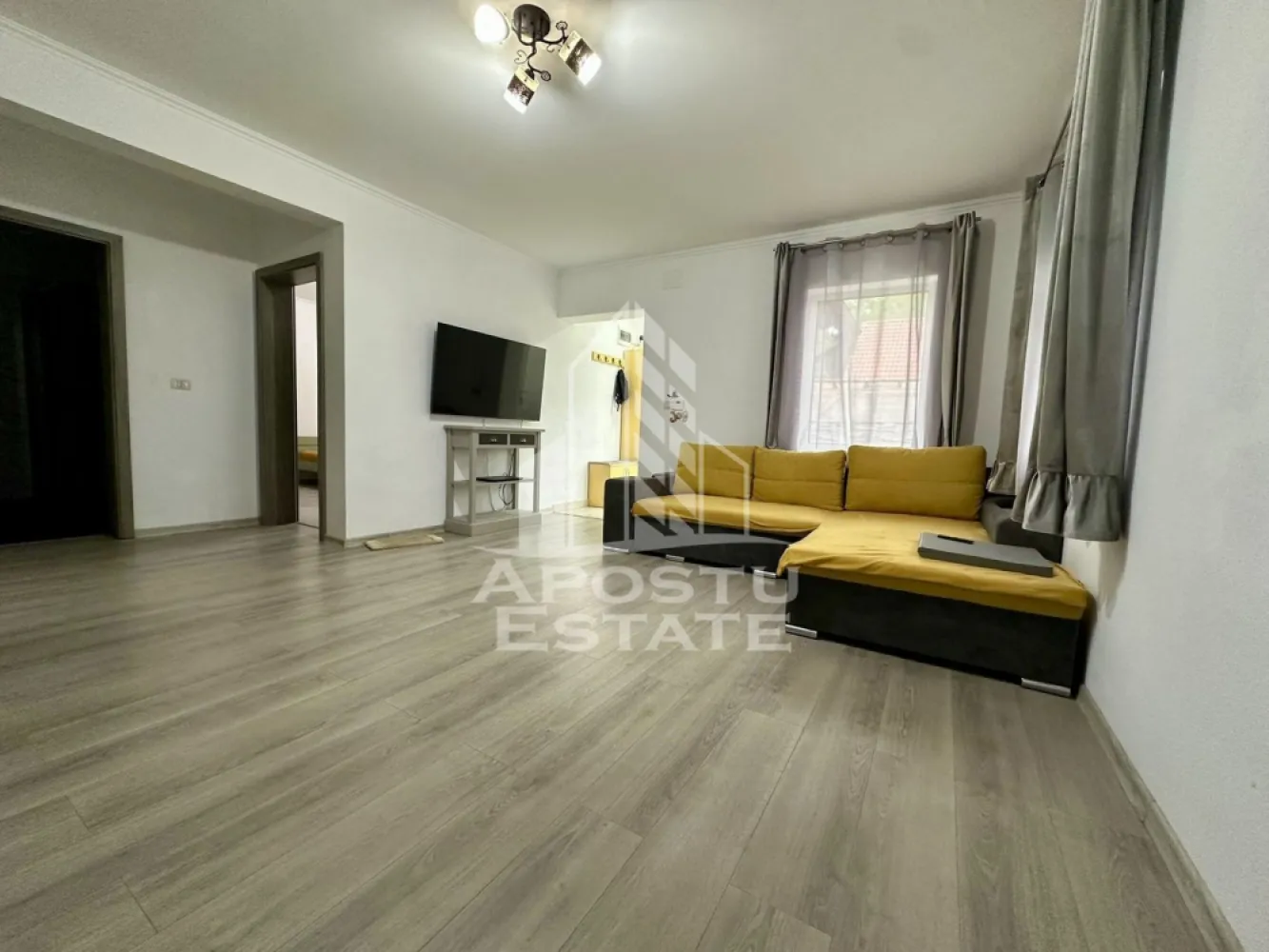 Casa individuala cu 4 camere de vanzare in Utvin, Timisoara - Agentia imobiliara APOSTU ESTATE va propune spre vanzare o casa individuala P+M, situata in judetul Timis, localitatea Utvin, in vatra satului, pe o strada asfaltata, cu toate utilitatile racordate (curent electric, gaz, apa si canalizare).
Proprietatea este amplasata pe un teren cu suprafata totala de 433 mp, avand o amprenta la sol de 118 mp si o suprafata utila de 168,27 mp.
Compartimentare parter:
-Hol de acces
- Living generos si luminos
- Bucatarie separata
- 2 dormitoare spatioase, unul dintre acestea cu dressing propriu
- Baie
- WC de serviciu
- Camera tehnica
- Spatiu de depozitare amenajat in casa scarii
Compartimentare mansarda:
- Open-space spatios cu suprafata de aproximativ 67 mp
- Spatii de depozitare generoase
- Baie cu suprafata de aproximativ 6 mp
Confortul termic al locuintei este asigurat prin incalzire in pardoseala pe ambele niveluri, cu centrala termica pe gaz.
Casa dispune de tamplarie PVC cu geam tripan la parter, ferestre Velux la mansarda, izolatie exterioara cu polistiren de 10 cm, iar mansarda si acoperisul beneficiaza de izolatie cu spuma poliuretanica de 15 cm.
Curtea este complet amenajata, oferind un spatiu verde cu gazon si pomi fructiferi, beneficiind de sistem automatizat de irigare cu aspersoare, foraj propriu cu hidrofor si zona dedicata pentru gradinarit.
In exterior proprietatea mai dispune de:
-Foisor din lemn de aproximativ 15 mp
-Magazie generoasa pentru scule
- Mini garaj realizat din panouri sandwich
Construita in anul 2020 si mansardata in 2024, casa se vinde semi-mobilata si semi-utilata, incluzand mobilierul de bucatarie, dressingul, cuptorul, plita, hota, masina de spalat vase si aerul conditionat la pretul de 179990 euro.
Exista si posibilitatea achizitionarii complet mobilata si utilata la pretul de 184.990 euro.
Proprietatea reprezinta alegerea ideala pentru o familie care isi doreste confort, liniste si acces rapid la facilitatile din localitatea Utvin.
Agentia imobiliara Apostu Estate va ofera consultanta bancara gratuita prin intermediul colaboratorilor nostri, pentru alegerea celei mai potrivite solutii de finantare.
Va asteptam cu drag la o vizionare!
ID intern: CP3132251.
