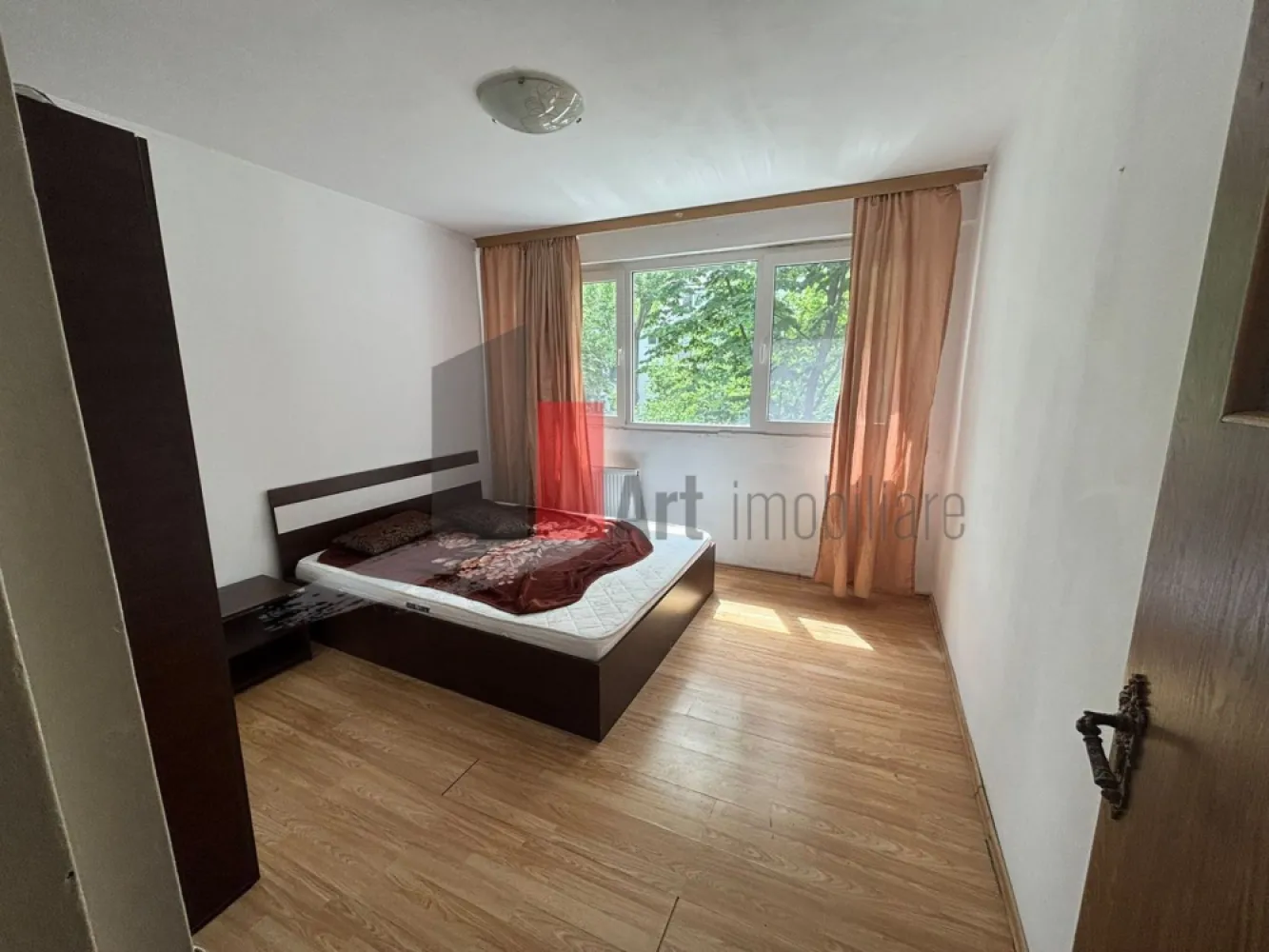 Drumul Taberei Plaza - Drumul Taberei , Plaza , etaj 2/4, confort 1, decomandat, cu balcon, geam la baie si liber. Apartamentul are imbunatatiri si se vinde mobilat si utilat. Actele sunt pregatite pentru vanzare, In imediata apropiere se afla Plaza Romania, LIDL, piata si parcul Moghioros. , metrou Parc Drumul Taberei, tramvai 41, si statii STB
