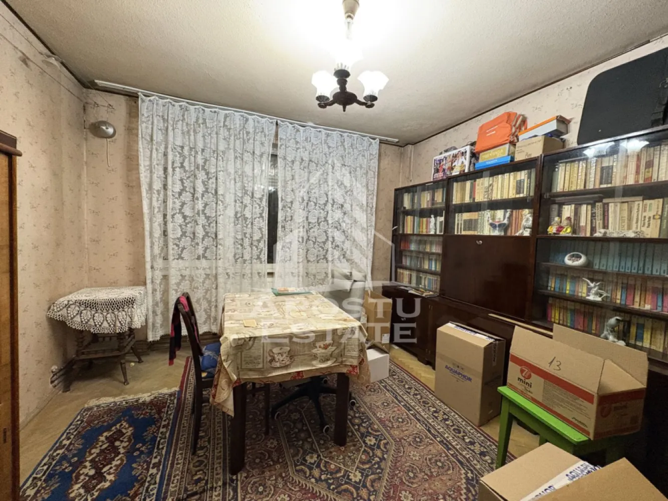 Apartament 2 camere Ultracentral cu balcon și vedere superbă - Apostu Estate propune spre vânzare un apartament semidecomandat cu 2 camere, având o suprafață utilă de 50 mp și un balcon deschis de 7 mp, situat la etajul 7/7 al unui imobil dotat cu lift, în zona Ultracentrală din Timișoara.

Proprietatea beneficiază de centrală proprie pe gaz, geamuri termopan, baie, cămară și spațiu suplimentar de depozitare. Hidroizolația este complet refăcută, iar priveliștea frumoasă asupra zonei reprezintă un plus important, fiind o opțiune excelentă și pentru investiție.

Apartamentul necesită renovare.

Preț solicitat: 120.000 euro, negociabil.

Vă așteptăm la vizionare!