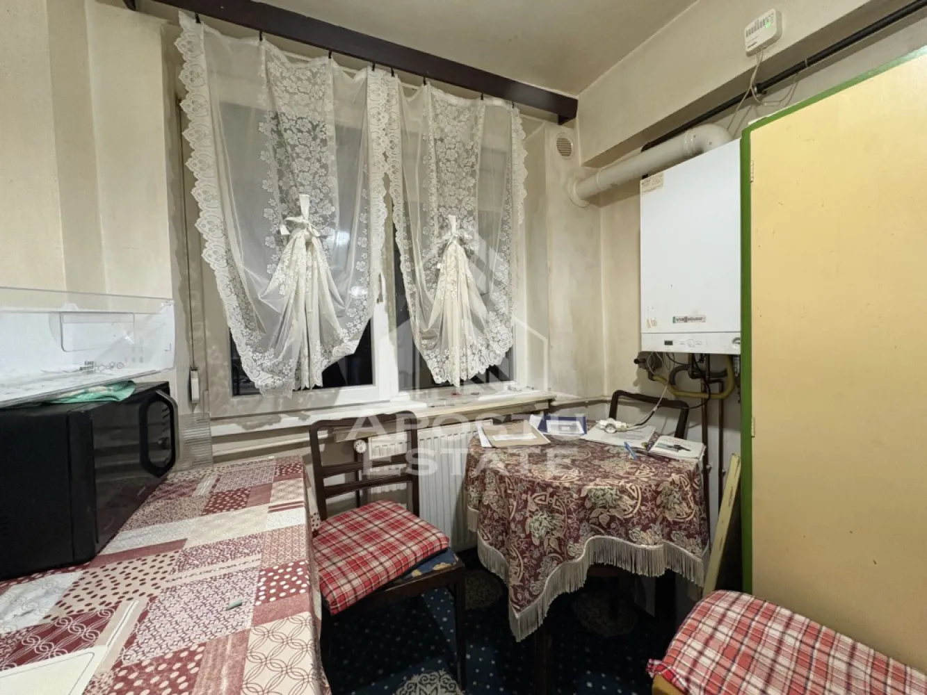 Apartament 2 camere Ultracentral cu balcon și vedere superbă - Apostu Estate propune spre vânzare un apartament semidecomandat cu 2 camere, având o suprafață utilă de 50 mp și un balcon deschis de 7 mp, situat la etajul 7/7 al unui imobil dotat cu lift, în zona Ultracentrală din Timișoara.

Proprietatea beneficiază de centrală proprie pe gaz, geamuri termopan, baie, cămară și spațiu suplimentar de depozitare. Hidroizolația este complet refăcută, iar priveliștea frumoasă asupra zonei reprezintă un plus important, fiind o opțiune excelentă și pentru investiție.

Apartamentul necesită renovare.

Preț solicitat: 120.000 euro, negociabil.

Vă așteptăm la vizionare!
