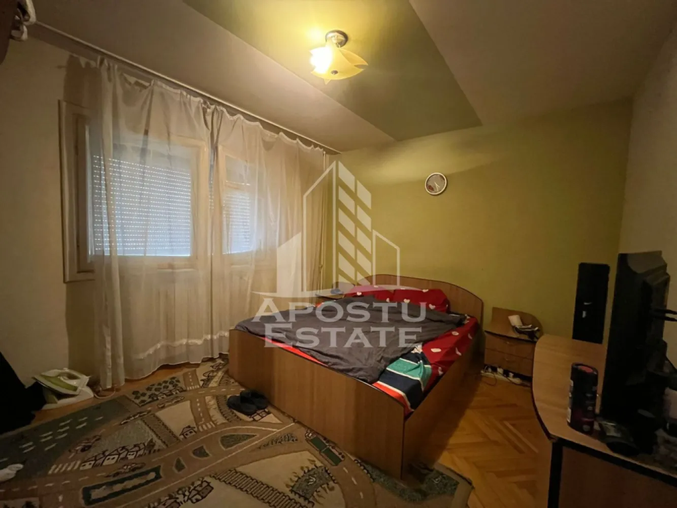 Apartament doua camere, decomandat, Sagului - APOSTU ESTATE va propune spre vanzare un apartament cu 2 camere spatios si luminos complet mobilat si utilat decomandat confort 1 situat in zona Steaua.
Apartamentul este situat la parterul inalt al unui bloc cu 4 etaje, construit in anul 2001, cu pod inalt cu acces si acoperis. Se intinde pe o suprafata de 57 mp utili.
Compartimentare:
- Hol acces
- Bucatarie
- Living
- Dormitor
- Baie

Confortul termic este realizat prin intermediul centralei comuna a imobilului. Apartamentul se vinde impreuna cu o boxa aflata la subsol.
Zona foarte linistita cu numeroase facilitati si puncte de interes precum: acces rapid si usor la mijloacele de transport in comun, mall-ul Shopping City la cateva minute distanta, piata Doina si alte supermarket-uri in apropiere, farmacii, institutii de invatamant, restaurante, baruri cafenele si multe altele.
Acceptam orice fel de credit bancar. Oferim consultanta si solutii financiare prin colaboratorii nostri.Apartamentul se vinde mobilat si utilat.
Va asteptam cu drag la o vizionare chiar si astazi!