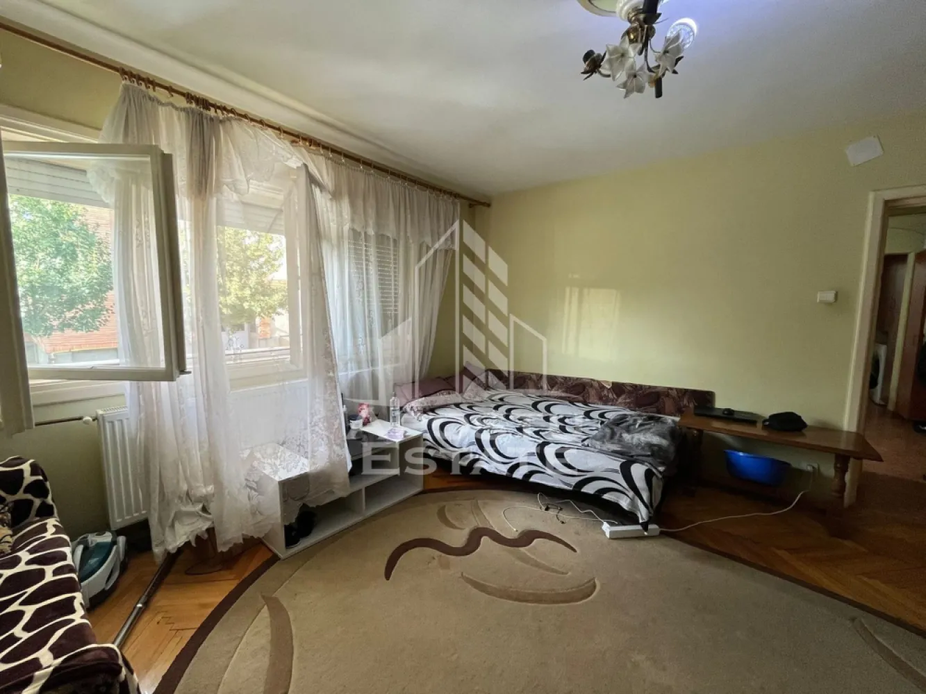 Apartament doua camere, decomandat, Sagului - APOSTU ESTATE va propune spre vanzare un apartament cu 2 camere spatios si luminos complet mobilat si utilat decomandat confort 1 situat in zona Steaua.
Apartamentul este situat la parterul inalt al unui bloc cu 4 etaje, construit in anul 2001, cu pod inalt cu acces si acoperis. Se intinde pe o suprafata de 57 mp utili.
Compartimentare:
- Hol acces
- Bucatarie
- Living
- Dormitor
- Baie

Confortul termic este realizat prin intermediul centralei comuna a imobilului. Apartamentul se vinde impreuna cu o boxa aflata la subsol.
Zona foarte linistita cu numeroase facilitati si puncte de interes precum: acces rapid si usor la mijloacele de transport in comun, mall-ul Shopping City la cateva minute distanta, piata Doina si alte supermarket-uri in apropiere, farmacii, institutii de invatamant, restaurante, baruri cafenele si multe altele.
Acceptam orice fel de credit bancar. Oferim consultanta si solutii financiare prin colaboratorii nostri.Apartamentul se vinde mobilat si utilat.
Va asteptam cu drag la o vizionare chiar si astazi!