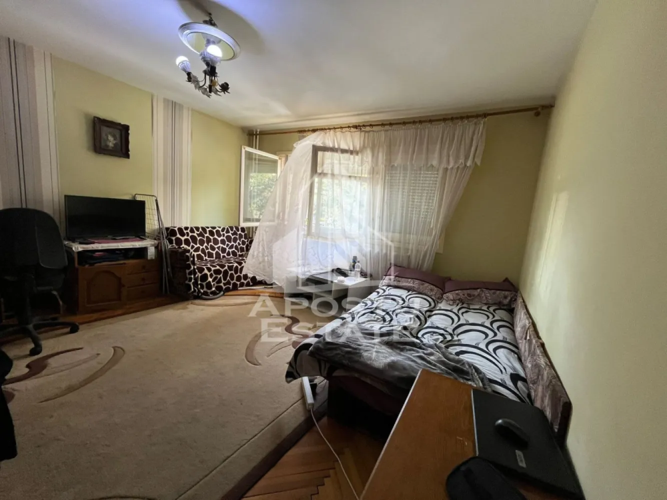 Apartament doua camere, decomandat, Sagului - APOSTU ESTATE va propune spre vanzare un apartament cu 2 camere spatios si luminos complet mobilat si utilat decomandat confort 1 situat in zona Steaua.
Apartamentul este situat la parterul inalt al unui bloc cu 4 etaje, construit in anul 2001, cu pod inalt cu acces si acoperis. Se intinde pe o suprafata de 57 mp utili.
Compartimentare:
- Hol acces
- Bucatarie
- Living
- Dormitor
- Baie

Confortul termic este realizat prin intermediul centralei comuna a imobilului. Apartamentul se vinde impreuna cu o boxa aflata la subsol.
Zona foarte linistita cu numeroase facilitati si puncte de interes precum: acces rapid si usor la mijloacele de transport in comun, mall-ul Shopping City la cateva minute distanta, piata Doina si alte supermarket-uri in apropiere, farmacii, institutii de invatamant, restaurante, baruri cafenele si multe altele.
Acceptam orice fel de credit bancar. Oferim consultanta si solutii financiare prin colaboratorii nostri.Apartamentul se vinde mobilat si utilat.
Va asteptam cu drag la o vizionare chiar si astazi!