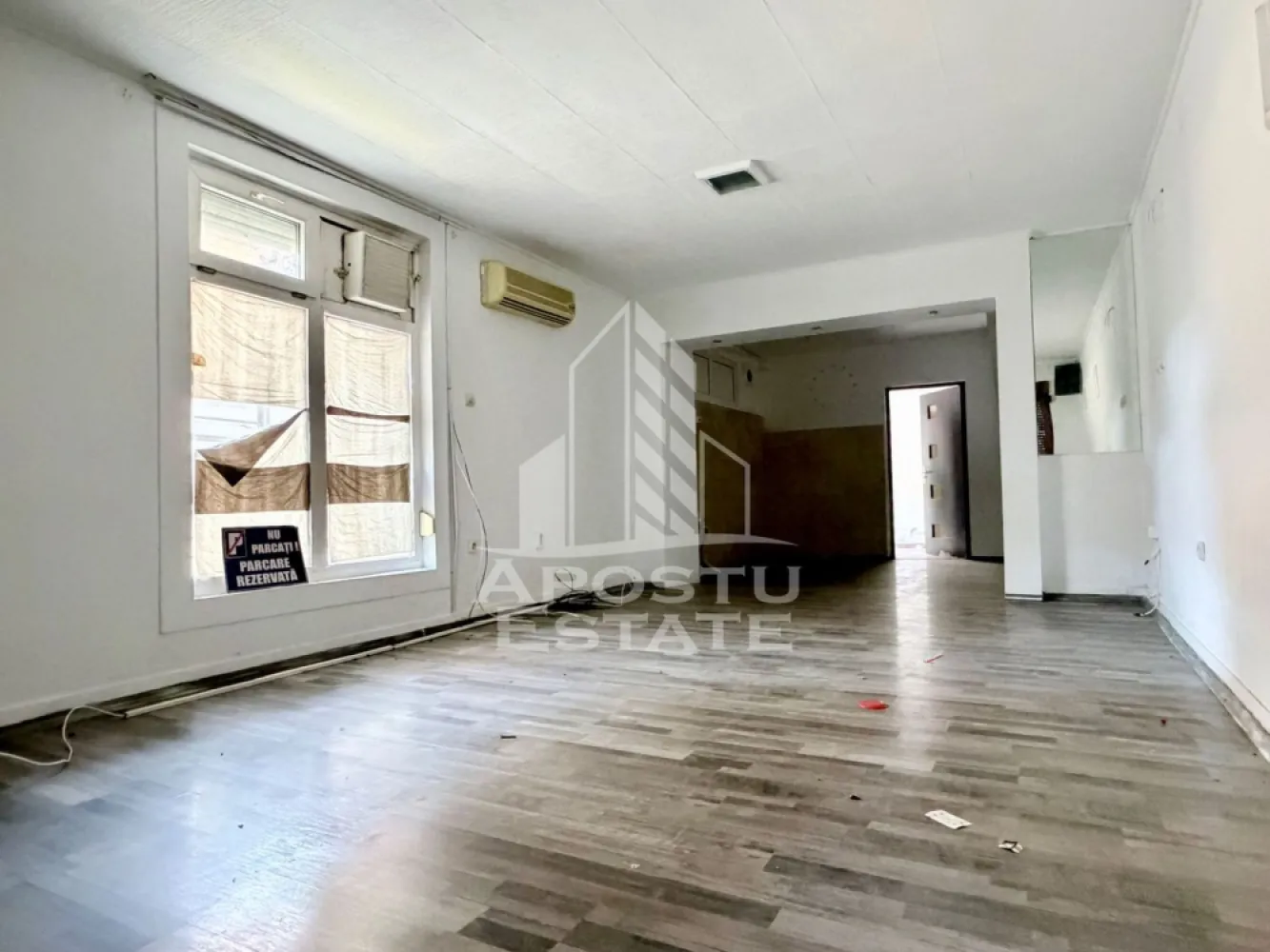 Casa de vanzare P+1E bulevardul Dambovita - APOSTU ESTATE va propune spre vanzare o casa cu etaj, chiar pe Bulevardul Dambovita.

La parter destinatia este spatii comerciale iar la etaj este spatiu de locuit.

Se poate compartimenta dupa bunul plac.

In fata se gasesc locuri de parcare, cu vad comercial excelent, cu trafic pietonal si auto.

Casa a fost construita in 1996, pe un teren de 151 mp, cu 89 mp la parter si 89 mp la etaj. 

Va invitam la o vizionare chiar astazi. 

CP3132214